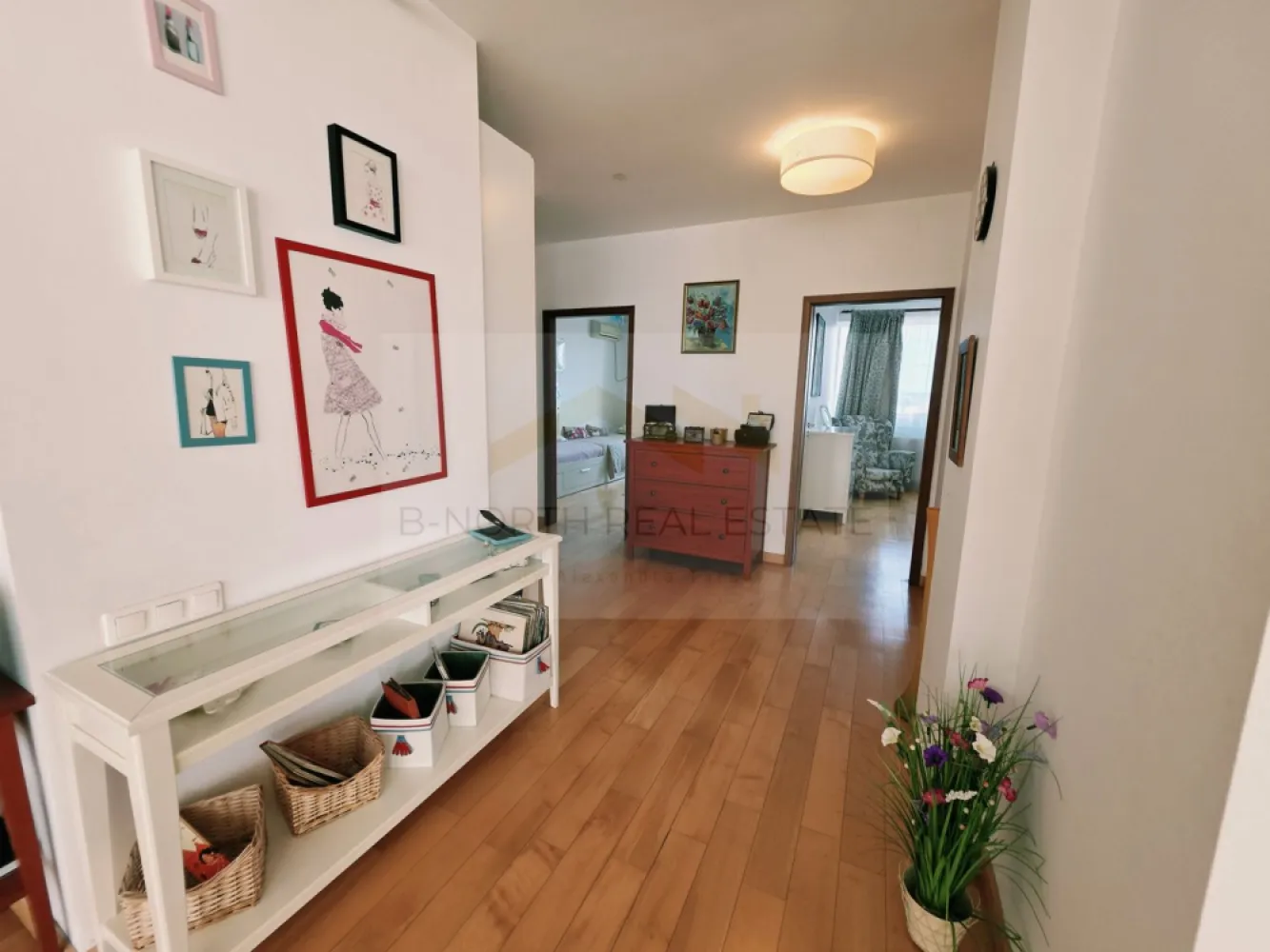Penthouse 148mp cu terase75 mp și șemineu | Corbeanca - B-North Real Estate vă prezintă spre inchiriere, un penthouse cu suflet, view panoramic și terase generoase, situat în complexul rezidențial North Point Corbeanca, în Ostratu – un loc în care liniștea, natura și confortul se îmbină perfect cu accesul rapid către nordul Bucureștiului.
Sunt locuințe care se aleg pentru suprafață.
Și sunt locuințe care se simt din primul moment.
Acest penthouse face parte din a doua categorie: o locuință luminoasă, aerisită, cu spații generoase, șemineu, terase ample și o priveliște superbă, deschisă către natură. Este genul de apartament în care simți libertatea unei case, dar păstrezi confortul unui complex rezidențial închis.
Proprietatea este situată la etajul 4 al unui imobil cu lift și oferă o atmosferă rar întâlnită într-un apartament: multă lumină naturală, intimitate, vedere panoramică și zone de relaxare atât la interior, cât și la exterior.
Locuința dispune de aproximativ 148 mp interiori, completați de aproximativ 75 mp de terase, perfecte pentru cafeaua de dimineață, seri liniștite, plante, zonă de lounge sau mese în aer liber cu vedere deschisă.
Zona de zi este unul dintre cele mai frumoase puncte ale proprietății: living amplu, dining luminos, șemineu și acces către terase. Este un spațiu cald și primitor, potrivit pentru familie, seri cu prietenii sau momente de liniște acasă, departe de agitația orașului.
Se vinde mobilat și utilat, cu electrocasnice incluse, oferind o bază foarte bună pentru o locuință spectaculoasă, care poate fi ușor personalizată de viitorul proprietar.
Compartimentarea include:
living generos cu acces către terasă
zonă de dining cu vedere panoramică
bucătărie separată, mobilată și utilată
2 dormitoare,2 băi,spații de depozitare,șemineu,terase ample, cu priveliște deschisă,loc de parcare inclus
Complexul North Point Corbeanca este un complex rezidențial închis, cu acces securizat cu barieră, loc de joacă pentru copii, spații verzi și o frumoasă alee de platani la intrare. Atmosfera este una elegantă, aerisită și relaxată – ideală pentru familii, pentru persoane care lucrează de acasă sau pentru cei care își doresc să locuiască aproape de natură, dar nu izolați.
Poziționarea este un avantaj important. Deși te bucuri de liniște, aer curat și intimitate, ai acces rapid către punctele importante din nordul Capitalei:
aproximativ 10-15 minute până la Aeroportul Otopeni
aproximativ 10-15 minute până la Therme București
aproximativ 15-20 minute până la Băneasa Shopping City și zona comercială Băneasa
aproximativ 25-35 minute până în nordul Bucureștiului, în funcție de trafic
În apropiere se regăsesc supermarketuri, restaurante, grădinițe, școli, centre comerciale și zone de relaxare, păstrând în același timp sentimentul de retragere într-o zonă verde și liniștită.
Acest penthouse este o alegere excelentă pentru cei care caută mai mult decât un apartament: caută spațiu, lumină, terase, view, siguranță și o atmosferă de acasă.