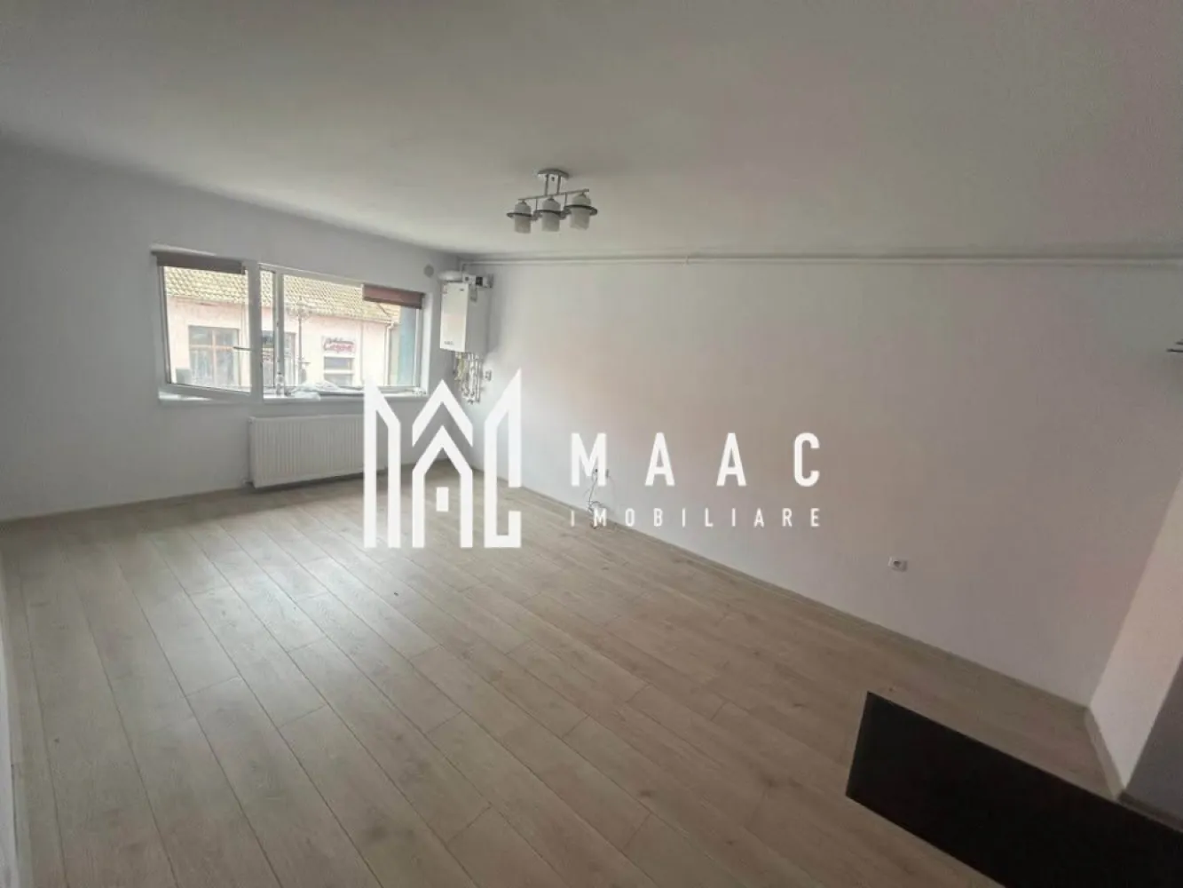 Apartament 2 Camere | 38 Mp | Etaj 1 | Zona Cisnădie - MAAC Imobiliare vă prezintă un apartament modern cu 2 camere, amplasat la etajul 1 al unui bloc nou, situat într-o zonă liniștită și bine poziționată din Cisnădie. O locuință ideală atât pentru un cuplu sau o familie tânără, cât și ca investiție sigură.

Caracteristici principale:

Suprafață utilă: 38 mp

Compartimentare: semi-decomandată

Stare: se predă nemobilat

Baie: complet amenajată și utilată modern

Avantaje & Localizare:

Zonă ferită de agitație, cu acces rapid către principalele puncte de interes din Cisnădie

Aproape de Sibiu – ideal pentru navetă

Bloc nou, construit recent, cu standarde moderne

Acest apartament reprezintă o oportunitate excelentă pentru cei care își doresc confort, liniște și acces facil către oraș.

Pentru mai multe detalii sau pentru a programa o vizionare, vă rugăm să ne contactați, specificând ID:CP2829972