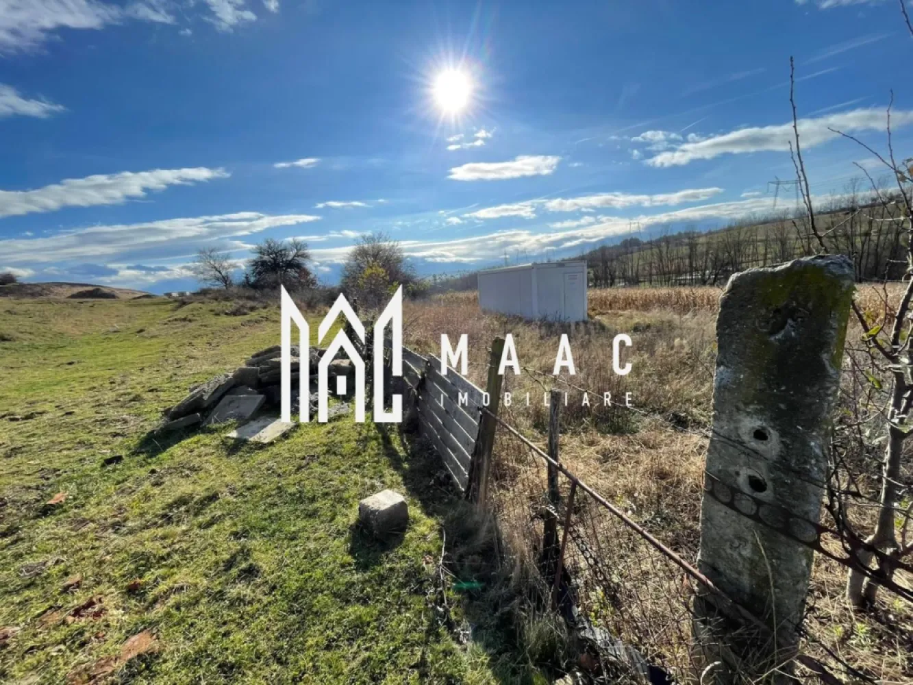 Teren 9.000 mp I Deschidere 96 ml I Curent pe Teren I lângă Gusterland - MAAC Imobiliare vă propune un teren extravilan cu o suprafață de 9.000 mp, situat în apropiere de Gusterland și de adăpostul de câini, într-o zonă cu priveliște panoramică și acces facil.

Proprietatea beneficiază de o lungime de 96 ml la drumul de acces, oferind vizibilitate excelentă și posibilități variate de dezvoltare. Terenul este împrejmuit, ceea ce asigură delimitare clară și siguranță.

Caracteristici principale:
– Suprafață totală: 9.000 mp
– Extravilan
– Deschidere de 96 ml la drum
– Curent disponibil direct pe teren
– Utilități în zonă (acces facil la rețele)
– Fără apă, dar cu posibilitatea realizării unei fântâni
– Posibilitate de întocmire PUZ în vederea schimbării încadrării urbanistice
– Vedere panoramică asupra zonei, ideală pentru proiecte cu componentă recreativă sau rezidențială (după PUZ)

Proprietatea se pretează pentru investiții pe termen mediu și lung, având potențial de dezvoltare odată cu realizarea unui PUZ și integrarea în planul urbanistic local.

Pentru detalii suplimentare, consultanță sau programarea unei vizionări, va rugăm să ne contactati specificand ID: CP2829891.
