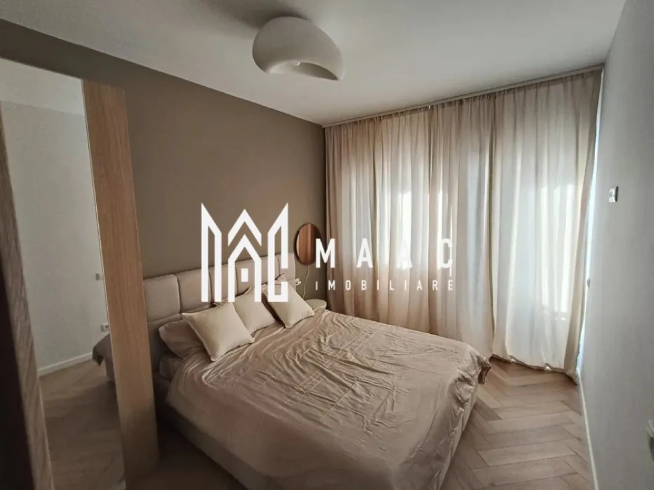 Apartament 2 camere | Turnișor, Sibiu | 50 mp, etaj 1 - Apartament de 2 camere în Turnișor, Sibiu, cu 50 mp utili și etaj 1, disponibil imediat. Loc de parcare inclus și o configurare practică pentru locuire de zi cu zi.

Detalii proprietate:
• 50 mp utili, 65 mp construiți
• Etaj 1
• Living open-space cu bucătărie complet utilată
• Dormitor mobilat și cameră suplimentară ce poate fi amenajată după nevoie
• Încălzire în pardoseală și centrală proprie
• Electrocasnice încorporate, mașină de spălat vase, mașină de spălat rufe cu uscător și Smart TV
• Curte interioară cu acces securizat prin barieră
• Loc de parcare inclus și posibilitatea utilizării unor locuri suplimentare

Zona: Turnișor, Sibiu.

Contactați-ne pentru o vizionare. Cod anunț CP2977210.