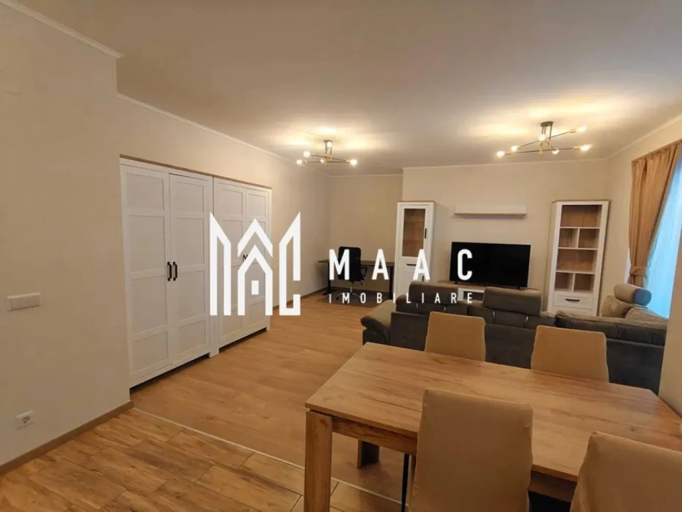 Apartament 2 camere | prima închiriere| Parcare – Turnișor - Apartament 2 camere, prima închiriere, 59 mp utili, parcare privată – Turnișor, ansamblul Neppendorf

MAAC Imobiliare vă propune spre închiriere un apartament modern cu 2 camere, situat în cartierul Turnișor, în cadrul ansamblului rezidențial Neppendorf. Proprietatea se află la prima închiriere și oferă un spațiu generos, bine compartimentat.

Apartamentul are o suprafață utilă de 59 mp, la care se adaugă un balcon de 5,95 mp, și este amplasat la parterul unui imobil nou, izolat termic (P+4). Zona este una liniștită, cu acces rapid către Aeroportul Internațional Sibiu și Zona Industrială Vest, dar și către magazine și puncte de interes.

Compartimentarea este semidecomandată și eficientă:

Living spațios cu bucătărie open-space:
Dormitor luminos 
Baie
Hol 
Balcon

Locuința este complet mobilată și utilată cu electrocasnice noi (Smart TV, mașină de spălat vase, mașină de spălat rufe, frigider), fiind pregătită pentru mutare imediată.

Beneficiază de lumină naturală din abundență, costuri reduse de întreținere și loc de parcare privat inclus.

 Nu se acceptă animale de companie.

Pentru mai multe detalii precizati telefonic ca ati vazut anuntul cu ID: CP2977112