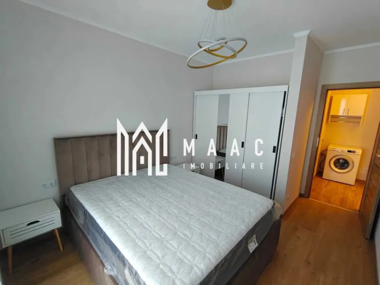 Apartament 2 camere | prima închiriere| Parcare – Turnișor - Apartament 2 camere, prima închiriere, 59 mp utili, parcare privată – Turnișor, ansamblul Neppendorf

MAAC Imobiliare vă propune spre închiriere un apartament modern cu 2 camere, situat în cartierul Turnișor, în cadrul ansamblului rezidențial Neppendorf. Proprietatea se află la prima închiriere și oferă un spațiu generos, bine compartimentat.

Apartamentul are o suprafață utilă de 59 mp, la care se adaugă un balcon de 5,95 mp, și este amplasat la parterul unui imobil nou, izolat termic (P+4). Zona este una liniștită, cu acces rapid către Aeroportul Internațional Sibiu și Zona Industrială Vest, dar și către magazine și puncte de interes.

Compartimentarea este semidecomandată și eficientă:

Living spațios cu bucătărie open-space:
Dormitor luminos 
Baie
Hol 
Balcon

Locuința este complet mobilată și utilată cu electrocasnice noi (Smart TV, mașină de spălat vase, mașină de spălat rufe, frigider), fiind pregătită pentru mutare imediată.

Beneficiază de lumină naturală din abundență, costuri reduse de întreținere și loc de parcare privat inclus.

 Nu se acceptă animale de companie.

Pentru mai multe detalii precizati telefonic ca ati vazut anuntul cu ID: CP2977112
