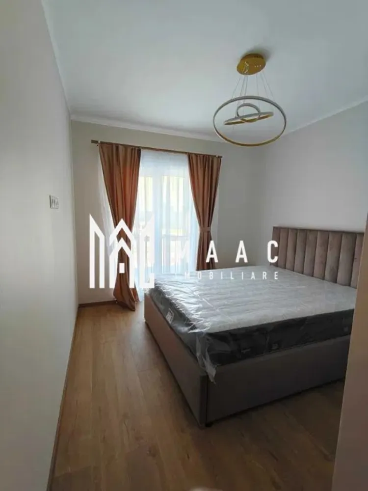 Apartament 2 camere | prima închiriere| Parcare – Turnișor - Apartament 2 camere, prima închiriere, 59 mp utili, parcare privată – Turnișor, ansamblul Neppendorf

MAAC Imobiliare vă propune spre închiriere un apartament modern cu 2 camere, situat în cartierul Turnișor, în cadrul ansamblului rezidențial Neppendorf. Proprietatea se află la prima închiriere și oferă un spațiu generos, bine compartimentat.

Apartamentul are o suprafață utilă de 59 mp, la care se adaugă un balcon de 5,95 mp, și este amplasat la parterul unui imobil nou, izolat termic (P+4). Zona este una liniștită, cu acces rapid către Aeroportul Internațional Sibiu și Zona Industrială Vest, dar și către magazine și puncte de interes.

Compartimentarea este semidecomandată și eficientă:

Living spațios cu bucătărie open-space:
Dormitor luminos 
Baie
Hol 
Balcon

Locuința este complet mobilată și utilată cu electrocasnice noi (Smart TV, mașină de spălat vase, mașină de spălat rufe, frigider), fiind pregătită pentru mutare imediată.

Beneficiază de lumină naturală din abundență, costuri reduse de întreținere și loc de parcare privat inclus.

 Nu se acceptă animale de companie.

Pentru mai multe detalii precizati telefonic ca ati vazut anuntul cu ID: CP2977112