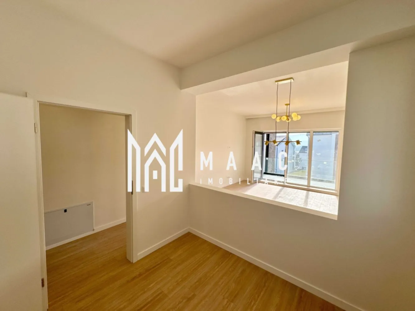 Apartament 2 camere | Etaj 1 | Balcon | 53 MPU | DaVinci Homes - Apartament 2 camere de vânzare Sibiu – 53 mp – balcon 12 mp – etaj 1 – parcare inclusă

Persoană fizică ofer spre vânzare apartament cu 2 camere, situat la etajul 1, in cartierul rezidențial DaVinci Homes din Sibiu.

Locuința este finisată complet la cheie și pregătită pentru mutare imediată, fiind potrivită atât pentru locuit, cât și pentru investiție în închiriere.

Detalii apartament

Suprafață utilă: 53 mp
Balcon / terasă: 12 mp
Etaj: 1

Compartimentare practică și spații bine organizate
Orientare sudică – lumină naturală pe tot parcursul zilei

Dotări și avantaje

Încălzire în pardoseală
Finisat la cheie
Jaluzele electrice
Loc de parcare propriu (înscris în CF)
Acces asfaltat și iluminat
Zonă nouă, aerisită și în dezvoltare
Localizare
Magazin alimentar la aproximativ 5 minute de mers pe jos
Acces rapid către principalele zone de interes din Sibiu
Zonă liniștită, potrivită pentru locuire

Pentru mai multe informații sau pentru a programa o vizionare, nu ezitați să ne contactați, specificand ID: CP2977879