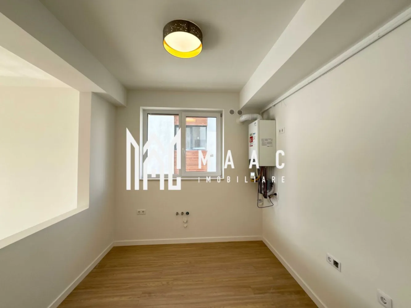 Apartament 2 camere | Etaj 1 | Balcon | 53 MPU | DaVinci Homes - Apartament 2 camere de vânzare Sibiu – 53 mp – balcon 12 mp – etaj 1 – parcare inclusă

Persoană fizică ofer spre vânzare apartament cu 2 camere, situat la etajul 1, in cartierul rezidențial DaVinci Homes din Sibiu.

Locuința este finisată complet la cheie și pregătită pentru mutare imediată, fiind potrivită atât pentru locuit, cât și pentru investiție în închiriere.

Detalii apartament

Suprafață utilă: 53 mp
Balcon / terasă: 12 mp
Etaj: 1

Compartimentare practică și spații bine organizate
Orientare sudică – lumină naturală pe tot parcursul zilei

Dotări și avantaje

Încălzire în pardoseală
Finisat la cheie
Jaluzele electrice
Loc de parcare propriu (înscris în CF)
Acces asfaltat și iluminat
Zonă nouă, aerisită și în dezvoltare
Localizare
Magazin alimentar la aproximativ 5 minute de mers pe jos
Acces rapid către principalele zone de interes din Sibiu
Zonă liniștită, potrivită pentru locuire

Pentru mai multe informații sau pentru a programa o vizionare, nu ezitați să ne contactați, specificand ID: CP2977879
