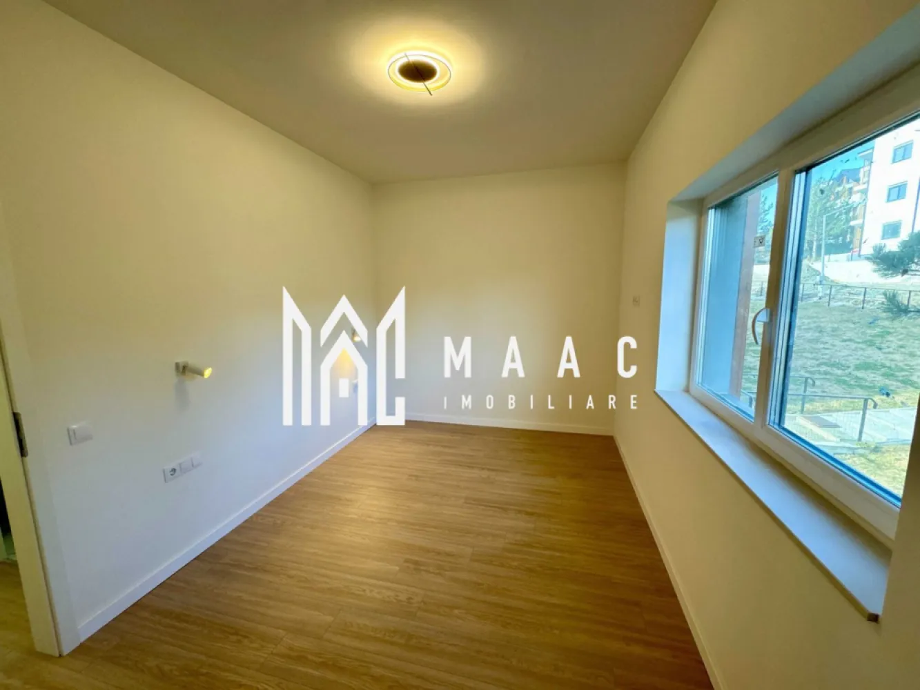 Apartament 2 camere | Etaj 1 | Balcon | 53 MPU | DaVinci Homes - Apartament 2 camere de vânzare Sibiu – 53 mp – balcon 12 mp – etaj 1 – parcare inclusă

Persoană fizică ofer spre vânzare apartament cu 2 camere, situat la etajul 1, in cartierul rezidențial DaVinci Homes din Sibiu.

Locuința este finisată complet la cheie și pregătită pentru mutare imediată, fiind potrivită atât pentru locuit, cât și pentru investiție în închiriere.

Detalii apartament

Suprafață utilă: 53 mp
Balcon / terasă: 12 mp
Etaj: 1

Compartimentare practică și spații bine organizate
Orientare sudică – lumină naturală pe tot parcursul zilei

Dotări și avantaje

Încălzire în pardoseală
Finisat la cheie
Jaluzele electrice
Loc de parcare propriu (înscris în CF)
Acces asfaltat și iluminat
Zonă nouă, aerisită și în dezvoltare
Localizare
Magazin alimentar la aproximativ 5 minute de mers pe jos
Acces rapid către principalele zone de interes din Sibiu
Zonă liniștită, potrivită pentru locuire

Pentru mai multe informații sau pentru a programa o vizionare, nu ezitați să ne contactați, specificand ID: CP2977879