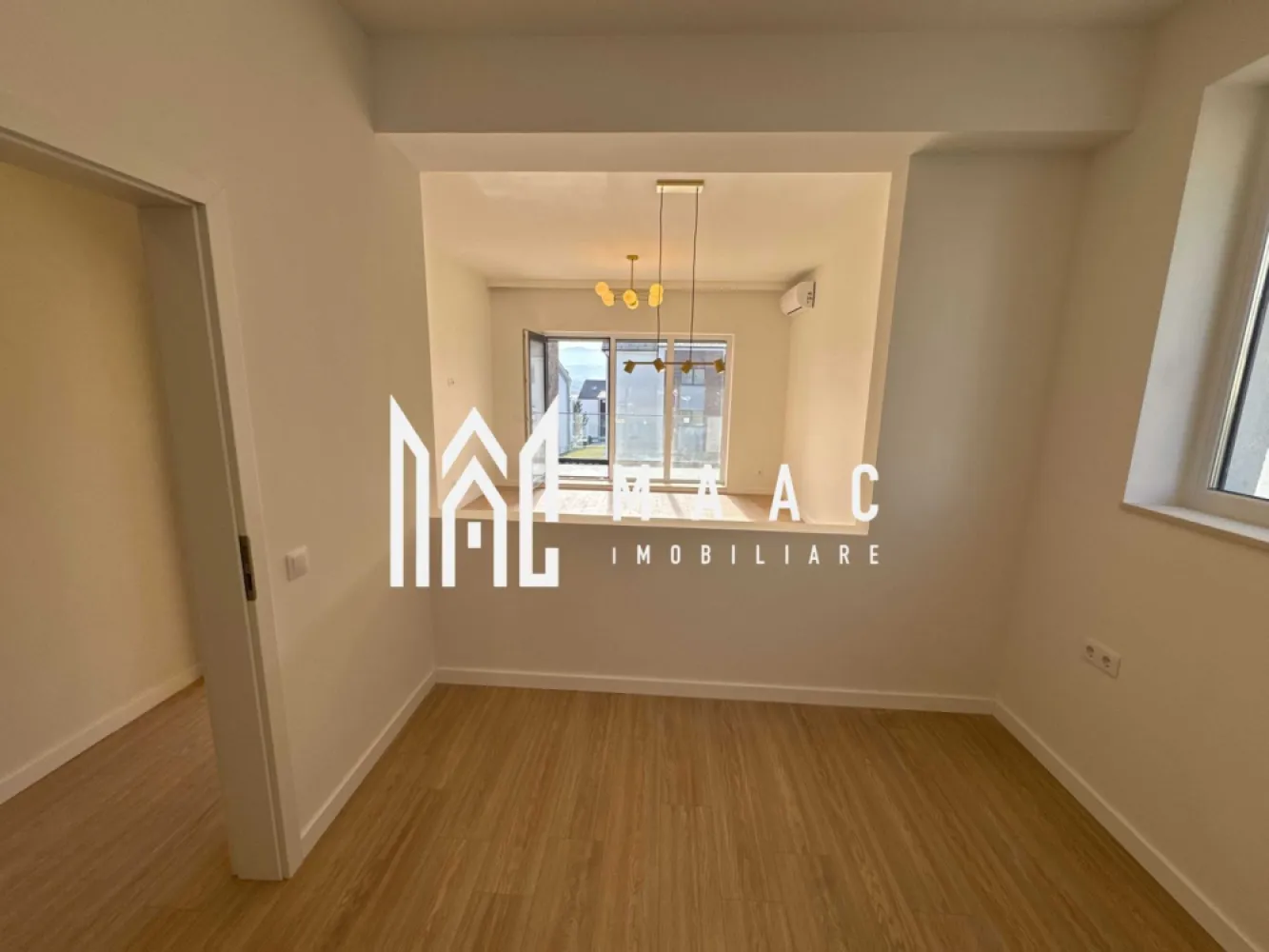 Apartament 2 camere | Etaj 1 | Balcon | 53 MPU | DaVinci Homes - Apartament 2 camere de vânzare Sibiu – 53 mp – balcon 12 mp – etaj 1 – parcare inclusă

Persoană fizică ofer spre vânzare apartament cu 2 camere, situat la etajul 1, in cartierul rezidențial DaVinci Homes din Sibiu.

Locuința este finisată complet la cheie și pregătită pentru mutare imediată, fiind potrivită atât pentru locuit, cât și pentru investiție în închiriere.

Detalii apartament

Suprafață utilă: 53 mp
Balcon / terasă: 12 mp
Etaj: 1

Compartimentare practică și spații bine organizate
Orientare sudică – lumină naturală pe tot parcursul zilei

Dotări și avantaje

Încălzire în pardoseală
Finisat la cheie
Jaluzele electrice
Loc de parcare propriu (înscris în CF)
Acces asfaltat și iluminat
Zonă nouă, aerisită și în dezvoltare
Localizare
Magazin alimentar la aproximativ 5 minute de mers pe jos
Acces rapid către principalele zone de interes din Sibiu
Zonă liniștită, potrivită pentru locuire

Pentru mai multe informații sau pentru a programa o vizionare, nu ezitați să ne contactați, specificand ID: CP2977879