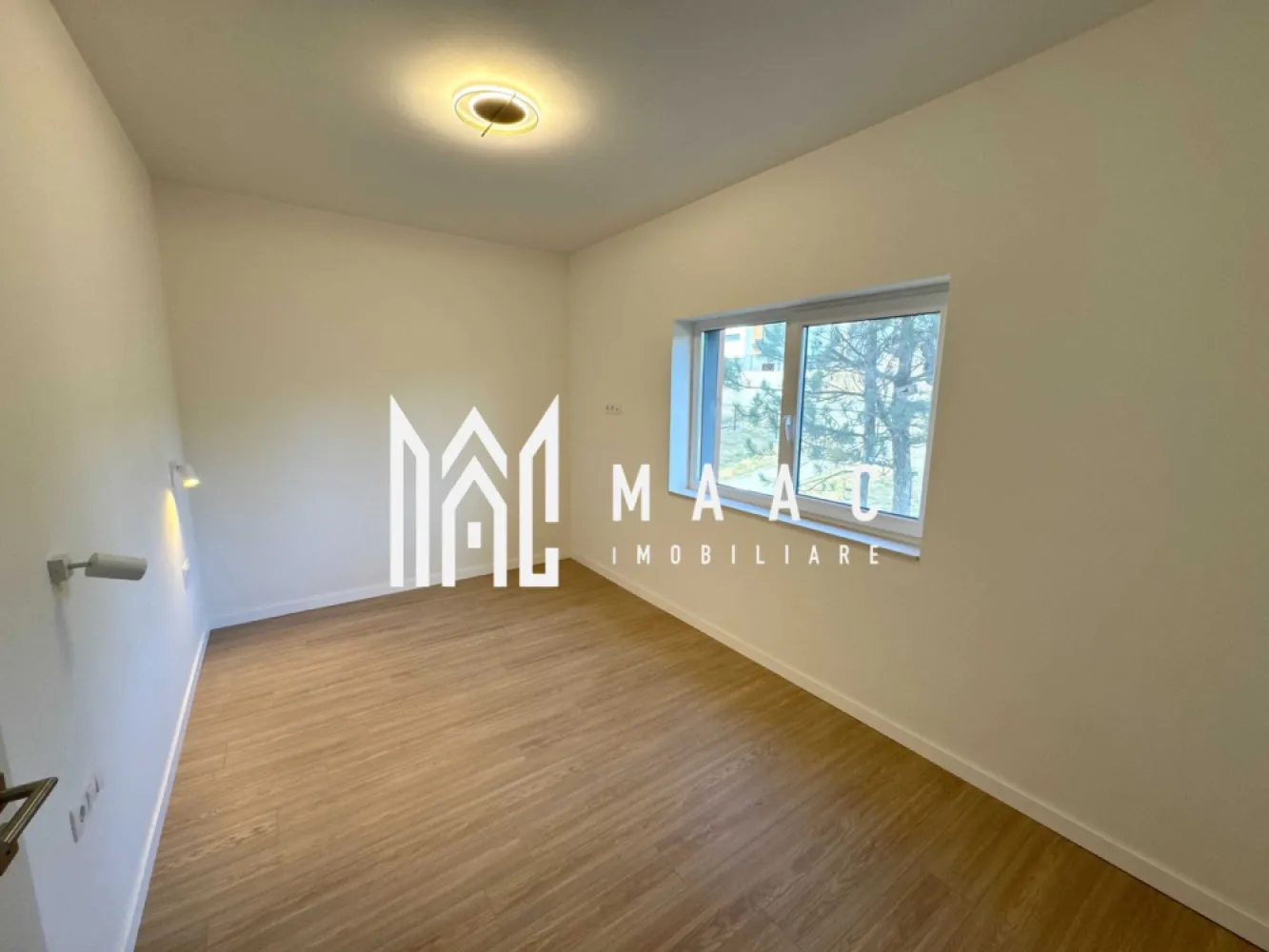 Apartament 2 camere | Etaj 1 | Balcon | 53 MPU | DaVinci Homes - Apartament 2 camere de vânzare Sibiu – 53 mp – balcon 12 mp – etaj 1 – parcare inclusă

Persoană fizică ofer spre vânzare apartament cu 2 camere, situat la etajul 1, in cartierul rezidențial DaVinci Homes din Sibiu.

Locuința este finisată complet la cheie și pregătită pentru mutare imediată, fiind potrivită atât pentru locuit, cât și pentru investiție în închiriere.

Detalii apartament

Suprafață utilă: 53 mp
Balcon / terasă: 12 mp
Etaj: 1

Compartimentare practică și spații bine organizate
Orientare sudică – lumină naturală pe tot parcursul zilei

Dotări și avantaje

Încălzire în pardoseală
Finisat la cheie
Jaluzele electrice
Loc de parcare propriu (înscris în CF)
Acces asfaltat și iluminat
Zonă nouă, aerisită și în dezvoltare
Localizare
Magazin alimentar la aproximativ 5 minute de mers pe jos
Acces rapid către principalele zone de interes din Sibiu
Zonă liniștită, potrivită pentru locuire

Pentru mai multe informații sau pentru a programa o vizionare, nu ezitați să ne contactați, specificand ID: CP2977879