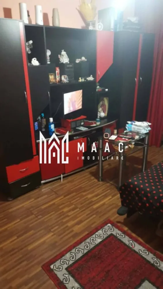 Garsoniera Dovalii | confort 1 | 26 mp - MAAC IMOBILIARE vă propune spre vânzare o garsonieră decomandata, confort 1 situată în zona Dovălii, Râmnicu Vâlcea, într-o locație foarte bine poziționată, cu acces rapid către toate facilitățile urbane.

Garsoniera are o suprafață utilă de 26 mp și este amplasată la etajul 4 din 4, într-un bloc prevăzut cu acoperiș, oferind un plus de protecție și confort.

Locuința este situată în imediata apropiere a Complexului Comercial Dovălii, precum și a numeroase puncte de interes: școli, grădiniță, facultate, postliceale și magazine, ceea ce o face ideală atât pentru locuit, cât și pentru investiție.

Un avantaj important este faptul că imobilul urmează să fie anvelopat, ceea ce va contribui la creșterea confortului termic și la reducerea costurilor de întreținere.

Datorită poziționării excelente și compartimentării eficiente, această garsonieră reprezintă o oportunitate foarte bună pentru investiție sau locuință proprie.

Pentru mai multe informații sau pentru programarea unei vizionări, echipa MAAC IMOBILIARE vă stă la dispoziție.
CP2977825