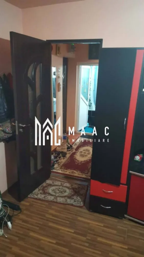 Garsoniera Dovalii | confort 1 | 26 mp - MAAC IMOBILIARE vă propune spre vânzare o garsonieră decomandata, confort 1 situată în zona Dovălii, Râmnicu Vâlcea, într-o locație foarte bine poziționată, cu acces rapid către toate facilitățile urbane.

Garsoniera are o suprafață utilă de 26 mp și este amplasată la etajul 4 din 4, într-un bloc prevăzut cu acoperiș, oferind un plus de protecție și confort.

Locuința este situată în imediata apropiere a Complexului Comercial Dovălii, precum și a numeroase puncte de interes: școli, grădiniță, facultate, postliceale și magazine, ceea ce o face ideală atât pentru locuit, cât și pentru investiție.

Un avantaj important este faptul că imobilul urmează să fie anvelopat, ceea ce va contribui la creșterea confortului termic și la reducerea costurilor de întreținere.

Datorită poziționării excelente și compartimentării eficiente, această garsonieră reprezintă o oportunitate foarte bună pentru investiție sau locuință proprie.

Pentru mai multe informații sau pentru programarea unei vizionări, echipa MAAC IMOBILIARE vă stă la dispoziție.
CP2977825