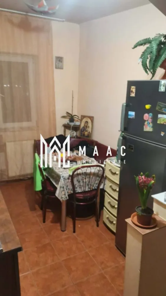 Garsoniera Dovalii | confort 1 | 26 mp - MAAC IMOBILIARE vă propune spre vânzare o garsonieră decomandata, confort 1 situată în zona Dovălii, Râmnicu Vâlcea, într-o locație foarte bine poziționată, cu acces rapid către toate facilitățile urbane.

Garsoniera are o suprafață utilă de 26 mp și este amplasată la etajul 4 din 4, într-un bloc prevăzut cu acoperiș, oferind un plus de protecție și confort.

Locuința este situată în imediata apropiere a Complexului Comercial Dovălii, precum și a numeroase puncte de interes: școli, grădiniță, facultate, postliceale și magazine, ceea ce o face ideală atât pentru locuit, cât și pentru investiție.

Un avantaj important este faptul că imobilul urmează să fie anvelopat, ceea ce va contribui la creșterea confortului termic și la reducerea costurilor de întreținere.

Datorită poziționării excelente și compartimentării eficiente, această garsonieră reprezintă o oportunitate foarte bună pentru investiție sau locuință proprie.

Pentru mai multe informații sau pentru programarea unei vizionări, echipa MAAC IMOBILIARE vă stă la dispoziție.
CP2977825