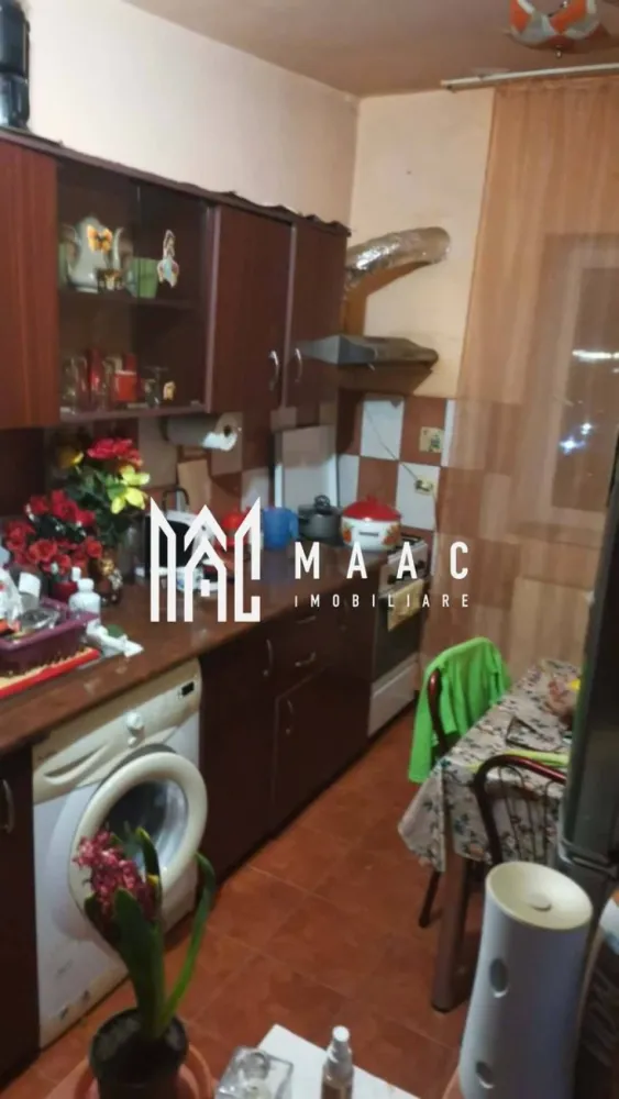 Garsoniera Dovalii | confort 1 | 26 mp - MAAC IMOBILIARE vă propune spre vânzare o garsonieră decomandata, confort 1 situată în zona Dovălii, Râmnicu Vâlcea, într-o locație foarte bine poziționată, cu acces rapid către toate facilitățile urbane.

Garsoniera are o suprafață utilă de 26 mp și este amplasată la etajul 4 din 4, într-un bloc prevăzut cu acoperiș, oferind un plus de protecție și confort.

Locuința este situată în imediata apropiere a Complexului Comercial Dovălii, precum și a numeroase puncte de interes: școli, grădiniță, facultate, postliceale și magazine, ceea ce o face ideală atât pentru locuit, cât și pentru investiție.

Un avantaj important este faptul că imobilul urmează să fie anvelopat, ceea ce va contribui la creșterea confortului termic și la reducerea costurilor de întreținere.

Datorită poziționării excelente și compartimentării eficiente, această garsonieră reprezintă o oportunitate foarte bună pentru investiție sau locuință proprie.

Pentru mai multe informații sau pentru programarea unei vizionări, echipa MAAC IMOBILIARE vă stă la dispoziție.
CP2977825