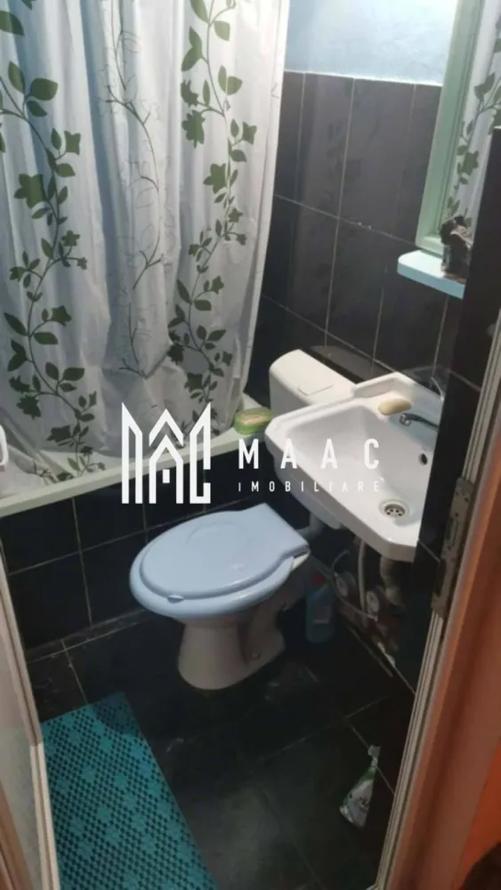 Garsoniera Dovalii | confort 1 | 26 mp - MAAC IMOBILIARE vă propune spre vânzare o garsonieră decomandata, confort 1 situată în zona Dovălii, Râmnicu Vâlcea, într-o locație foarte bine poziționată, cu acces rapid către toate facilitățile urbane.

Garsoniera are o suprafață utilă de 26 mp și este amplasată la etajul 4 din 4, într-un bloc prevăzut cu acoperiș, oferind un plus de protecție și confort.

Locuința este situată în imediata apropiere a Complexului Comercial Dovălii, precum și a numeroase puncte de interes: școli, grădiniță, facultate, postliceale și magazine, ceea ce o face ideală atât pentru locuit, cât și pentru investiție.

Un avantaj important este faptul că imobilul urmează să fie anvelopat, ceea ce va contribui la creșterea confortului termic și la reducerea costurilor de întreținere.

Datorită poziționării excelente și compartimentării eficiente, această garsonieră reprezintă o oportunitate foarte bună pentru investiție sau locuință proprie.

Pentru mai multe informații sau pentru programarea unei vizionări, echipa MAAC IMOBILIARE vă stă la dispoziție.
CP2977825