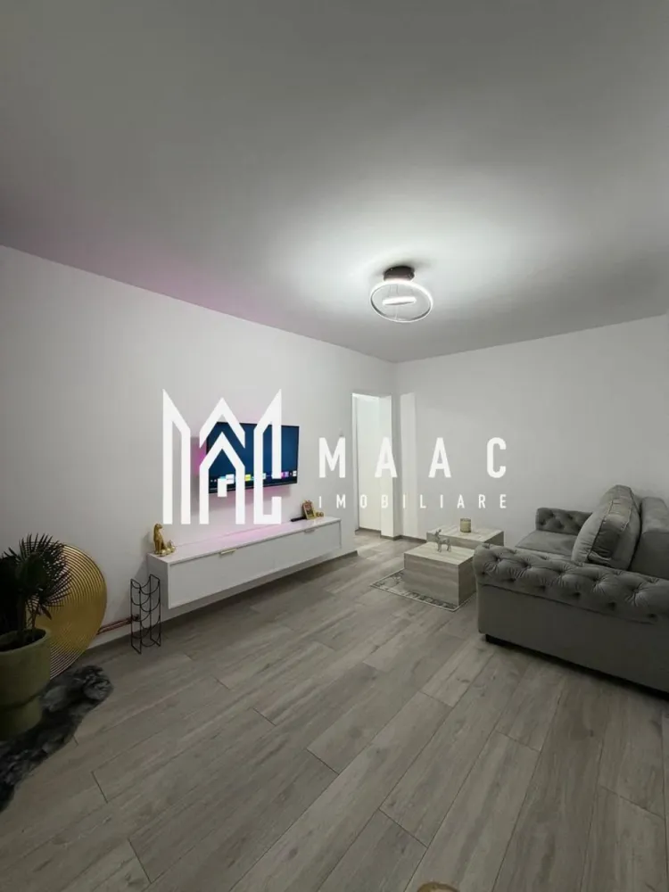 Apartament 2 camere | Ostroveni | renovat complet | mobilat si utilat | - MAAC IMOBILIARE vă propune spre vânzare un apartament cu 2 camere situat în zona Ostroveni – Cina, Râmnicu Vâlcea, într-o locație liniștită, dar excelent conectată la toate facilitățile orașului.

Apartamentul este amplasat la etajul 4 din 4 și are o suprafață utilă de 49 mp, fiind complet renovat, cu instalații electrice și sanitare noi, ceea ce oferă un plus de siguranță și confort.

Locuința dispune de:

2 camere luminoase

bucătărie

baie

hol

balcon închis și izolat

Apartamentul se vinde complet mobilat și utilat, exact ca în fotografii, fiind pregătit pentru mutare imediată, fără costuri suplimentare. Este dotat cu electrocasnice de brand, care beneficiază de garanție extinsă între 4 și 6 ani.

Un avantaj important este faptul că blocul urmează să fie mansardat și anvelopat, ceea ce va crește confortul termic și valoarea proprietății în timp.

Localizare excelentă:

în apropiere de Școala Nr. 10 și grădiniță

zonă Cina – Hermes

acces rapid (3–5 minute) către piață, autogară, supermarketuri, centrul orașului și biserică

Această proprietate este ideală atât pentru locuință personală, cât și pentru investiție, datorită poziționării și stării impecabile.

 Pentru mai multe informații sau pentru programarea unei vizionări, echipa MAAC IMOBILIARE vă stă la dispoziție.
CP2977547