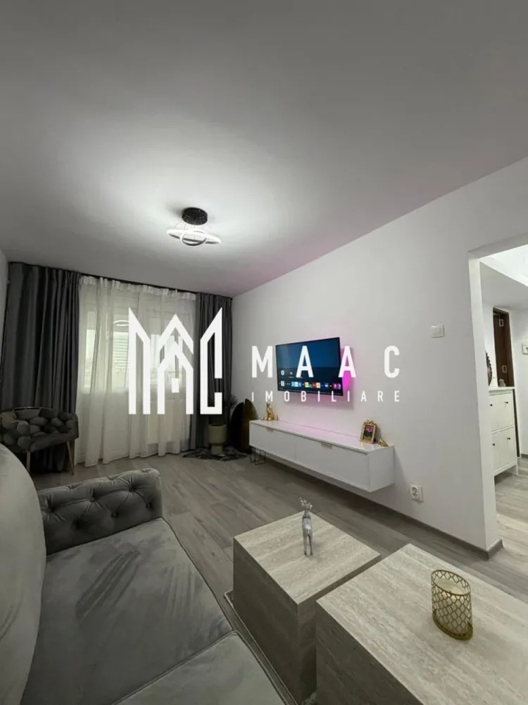 Apartament 2 camere | Ostroveni | renovat complet | mobilat si utilat | - MAAC IMOBILIARE vă propune spre vânzare un apartament cu 2 camere situat în zona Ostroveni – Cina, Râmnicu Vâlcea, într-o locație liniștită, dar excelent conectată la toate facilitățile orașului.

Apartamentul este amplasat la etajul 4 din 4 și are o suprafață utilă de 49 mp, fiind complet renovat, cu instalații electrice și sanitare noi, ceea ce oferă un plus de siguranță și confort.

Locuința dispune de:

2 camere luminoase

bucătărie

baie

hol

balcon închis și izolat

Apartamentul se vinde complet mobilat și utilat, exact ca în fotografii, fiind pregătit pentru mutare imediată, fără costuri suplimentare. Este dotat cu electrocasnice de brand, care beneficiază de garanție extinsă între 4 și 6 ani.

Un avantaj important este faptul că blocul urmează să fie mansardat și anvelopat, ceea ce va crește confortul termic și valoarea proprietății în timp.

Localizare excelentă:

în apropiere de Școala Nr. 10 și grădiniță

zonă Cina – Hermes

acces rapid (3–5 minute) către piață, autogară, supermarketuri, centrul orașului și biserică

Această proprietate este ideală atât pentru locuință personală, cât și pentru investiție, datorită poziționării și stării impecabile.

 Pentru mai multe informații sau pentru programarea unei vizionări, echipa MAAC IMOBILIARE vă stă la dispoziție.
CP2977547