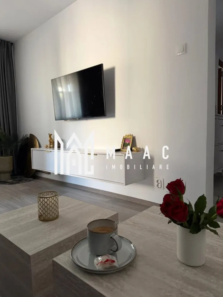 Apartament 2 camere | Ostroveni | renovat complet | mobilat si utilat | - MAAC IMOBILIARE vă propune spre vânzare un apartament cu 2 camere situat în zona Ostroveni – Cina, Râmnicu Vâlcea, într-o locație liniștită, dar excelent conectată la toate facilitățile orașului.

Apartamentul este amplasat la etajul 4 din 4 și are o suprafață utilă de 49 mp, fiind complet renovat, cu instalații electrice și sanitare noi, ceea ce oferă un plus de siguranță și confort.

Locuința dispune de:

2 camere luminoase

bucătărie

baie

hol

balcon închis și izolat

Apartamentul se vinde complet mobilat și utilat, exact ca în fotografii, fiind pregătit pentru mutare imediată, fără costuri suplimentare. Este dotat cu electrocasnice de brand, care beneficiază de garanție extinsă între 4 și 6 ani.

Un avantaj important este faptul că blocul urmează să fie mansardat și anvelopat, ceea ce va crește confortul termic și valoarea proprietății în timp.

Localizare excelentă:

în apropiere de Școala Nr. 10 și grădiniță

zonă Cina – Hermes

acces rapid (3–5 minute) către piață, autogară, supermarketuri, centrul orașului și biserică

Această proprietate este ideală atât pentru locuință personală, cât și pentru investiție, datorită poziționării și stării impecabile.

 Pentru mai multe informații sau pentru programarea unei vizionări, echipa MAAC IMOBILIARE vă stă la dispoziție.
CP2977547