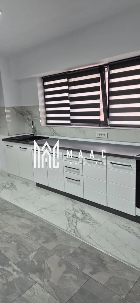 Apartament 3 camere| Ostroveni | etaj 2| bloc nou - MAAC IMOBILIARE vă propune spre vânzare un apartament modern cu 3 camere, situat în zona Ostroveni din Râmnicu Vâlcea, într-un imobil nou, exclusivist, finalizat în 2025.

Apartamentul este decomandat și are o suprafață totală de 70,9 mp, respectiv 67,5 mp utili, fiind compartimentat inteligent pentru a oferi confort și funcționalitate.

Locuința este compusă din:

2 dormitoare

living open-space cu bucătărie

baie

hol

Proprietatea se află la etajul 2 și se remarcă prin faptul că este complet nouă – nu a fost locuită niciodată, oferind viitorului proprietar avantajul unui spațiu impecabil.

Apartamentul se vinde complet mobilat și utilat, cu finisaje moderne și de calitate, fiind pregătit pentru mutare imediată.

Dotări:

-centrală termică proprie

-încălzire în pardoseală

-aer condiționat

Imobilul face parte dintr-un bloc exclusivist, situat într-o zonă apreciată, cu acces facil către toate punctele de interes ale orașului.

Această proprietate este ideală pentru cei care își doresc un apartament nou, elegant și confortabil, fără a mai fi nevoie de investiții suplimentare.

 Pentru mai multe detalii sau pentru programarea unei vizionări, echipa MAAC IMOBILIARE vă stă la dispoziție.
CP2977469