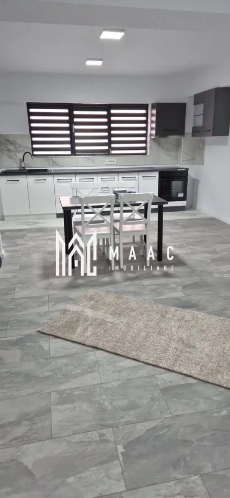 Apartament 3 camere| Ostroveni | etaj 2| bloc nou - MAAC IMOBILIARE vă propune spre vânzare un apartament modern cu 3 camere, situat în zona Ostroveni din Râmnicu Vâlcea, într-un imobil nou, exclusivist, finalizat în 2025.

Apartamentul este decomandat și are o suprafață totală de 70,9 mp, respectiv 67,5 mp utili, fiind compartimentat inteligent pentru a oferi confort și funcționalitate.

Locuința este compusă din:

2 dormitoare

living open-space cu bucătărie

baie

hol

Proprietatea se află la etajul 2 și se remarcă prin faptul că este complet nouă – nu a fost locuită niciodată, oferind viitorului proprietar avantajul unui spațiu impecabil.

Apartamentul se vinde complet mobilat și utilat, cu finisaje moderne și de calitate, fiind pregătit pentru mutare imediată.

Dotări:

-centrală termică proprie

-încălzire în pardoseală

-aer condiționat

Imobilul face parte dintr-un bloc exclusivist, situat într-o zonă apreciată, cu acces facil către toate punctele de interes ale orașului.

Această proprietate este ideală pentru cei care își doresc un apartament nou, elegant și confortabil, fără a mai fi nevoie de investiții suplimentare.

 Pentru mai multe detalii sau pentru programarea unei vizionări, echipa MAAC IMOBILIARE vă stă la dispoziție.
CP2977469