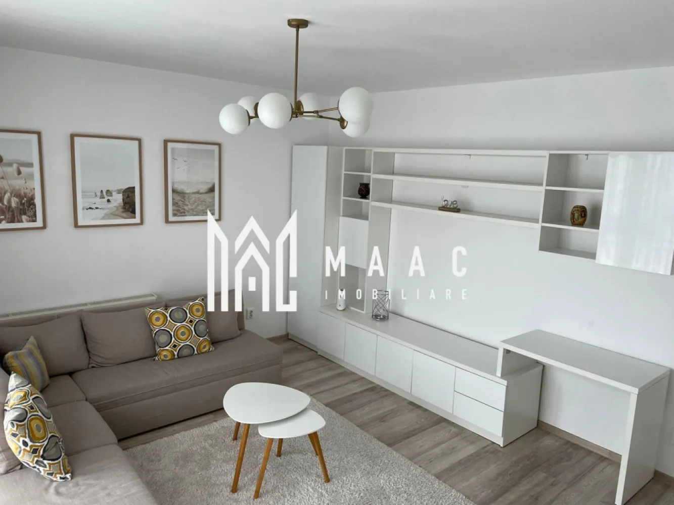 Apartament 2 Camere | Loc de Parcare | City Residence - MAAC Imobiliare vă propune spre închiriere un apartament modern cu 2 camere, situat în complexul City Residence, într-o zonă excelentă, la doar câțiva pași de gară și la 10 minute de centrul orașului. Locuința se află la etajul 3 al unui imobil recent construit și dispune de o suprafață utilă de 49 mp, compartimentată eficient în living spațios, bucătărie complet utilată, dormitor confortabil, hol generos, baie elegantă și balcon. Apartamentul se închiriază complet mobilat și utilat, inclusiv cu mașină de spălat rufe, oferind tot confortul necesar unei locuințe moderne. În plus, proprietatea beneficiază de loc de parcare dedicat. Preț închiriere: 450 euro/lună + garanție in cuantumul unei chirii lunare. Nu accepta animale de companie. Pentru mai multe detalii și programarea unei vizionări, vă invităm să ne contactați, menționând ID-ul ofertei: CP2977997
