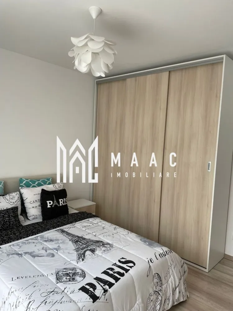 Apartament 2 Camere | Loc de Parcare | City Residence - MAAC Imobiliare vă propune spre închiriere un apartament modern cu 2 camere, situat în complexul City Residence, într-o zonă excelentă, la doar câțiva pași de gară și la 10 minute de centrul orașului. Locuința se află la etajul 3 al unui imobil recent construit și dispune de o suprafață utilă de 49 mp, compartimentată eficient în living spațios, bucătărie complet utilată, dormitor confortabil, hol generos, baie elegantă și balcon. Apartamentul se închiriază complet mobilat și utilat, inclusiv cu mașină de spălat rufe, oferind tot confortul necesar unei locuințe moderne. În plus, proprietatea beneficiază de loc de parcare dedicat. Preț închiriere: 450 euro/lună + garanție in cuantumul unei chirii lunare. Nu accepta animale de companie. Pentru mai multe detalii și programarea unei vizionări, vă invităm să ne contactați, menționând ID-ul ofertei: CP2977997