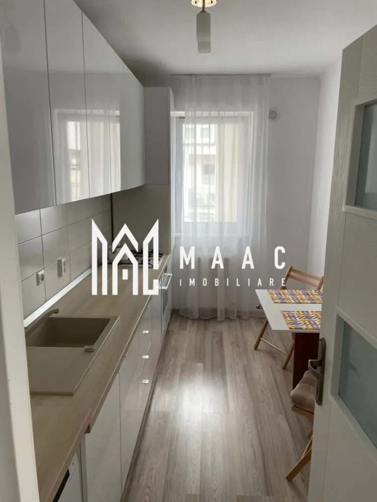 Apartament 2 Camere | Loc de Parcare | City Residence - MAAC Imobiliare vă propune spre închiriere un apartament modern cu 2 camere, situat în complexul City Residence, într-o zonă excelentă, la doar câțiva pași de gară și la 10 minute de centrul orașului. Locuința se află la etajul 3 al unui imobil recent construit și dispune de o suprafață utilă de 49 mp, compartimentată eficient în living spațios, bucătărie complet utilată, dormitor confortabil, hol generos, baie elegantă și balcon. Apartamentul se închiriază complet mobilat și utilat, inclusiv cu mașină de spălat rufe, oferind tot confortul necesar unei locuințe moderne. În plus, proprietatea beneficiază de loc de parcare dedicat. Preț închiriere: 450 euro/lună + garanție in cuantumul unei chirii lunare. Nu accepta animale de companie. Pentru mai multe detalii și programarea unei vizionări, vă invităm să ne contactați, menționând ID-ul ofertei: CP2977997