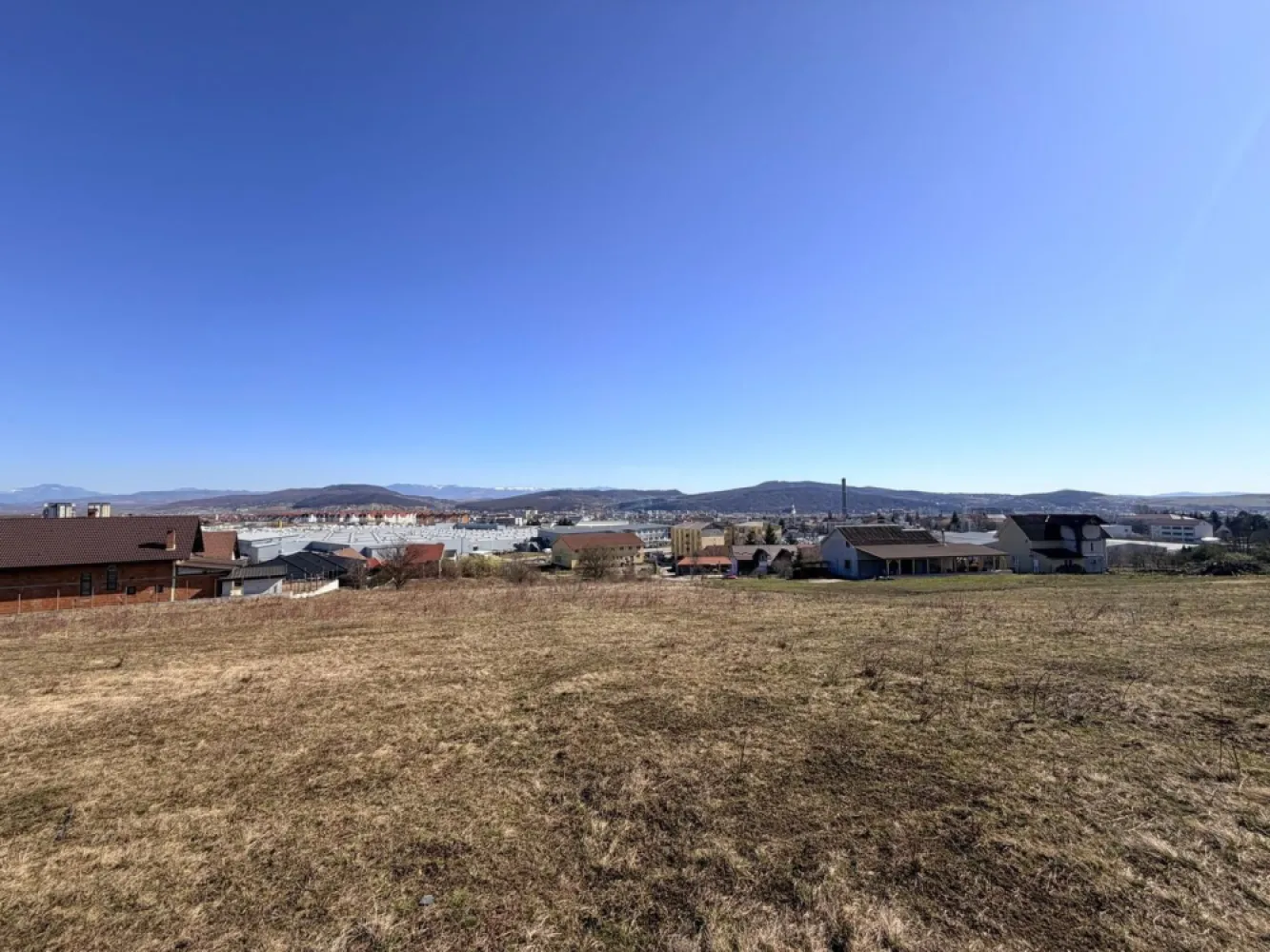 teren intravilan , ideal constructie casa , zona Liceul Logos - Agenția Direkt Imobiliare vă propune spre vânzare mai multe parcele de teren situate în apropierea penitenciarului, într-o zonă aflată în plină dezvoltare.

Terenurile beneficiază de un view deosebit către oraș și sunt amplasate într-o zonă liniștită, fiind ideale pentru construirea unei locuințe sau pentru investiție. Sunt disponibile 4 parcele, fiecare având o suprafață de 5 ari. În funcție de suprafața dorită, există posibilitatea de comasare a parcelelor.

Fiecare parcelă beneficiază de acces la drum, cu cotă parte din drumul de acces, iar utilitățile sunt disponibile pe teren.