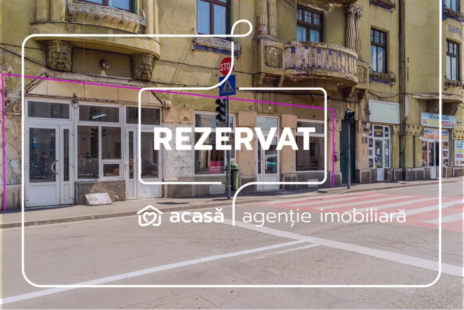 REZERVAT! Spatiu comercial ,cu vitrina de in zona Boul Rosu. - Va propunem spre vanzare o proprietate comerciala de exceptie, situata intr-unul dintre cele mai cunoscute noduri comerciale si de tranzit din Arad, zona Boul Rosu. Spatiul este amplasat la parterul si demisolul Palatului Iosif Steiner, o cladire emblematica a orasului, beneficiind de un vad consolidat si de un trafic pietonal si auto intens in orice moment al zilei.

Structura si compartimentare:
Unitatea de la parter (74 mp): este compusa din doua camere spatioase, un birou si grup sanitar. Principalul atu competitiv al parterului il reprezinta vitrina generoasa cu o deschidere de 12 metri liniari direct la strada principala, oferind o suprafata de expunere si publicitate naturala greu de egalat in zona centrala.

Unitatea de la demisol (95 mp): este un spatiu generos, care beneficiaza de acces direct si separat din strada. 

Avantaje tehnice si potential de investitie:
Dublu acces din strada: configuratia permite fragmentarea fizica si operationala totala. Puteti opta pentru utilizarea intregului spatiu de catre un singur brand sau pentru inchirierea separata a celor doua niveluri catre chiriasi diferiti, maximizand astfel randamentul lunar si reducand riscul de neocupare.

Vizibilitate maxima: vitrina de 12 metri asigura un impact vizual puternic pentru fluxul auto si pietonal care traverseaza zona Boul Rosu.

Locatie de prestigiu: prezenta intr-o cladire istorica de renume ofera automat statut si recunoastere afacerii care va functiona aici. Proiectul de restaurare a fațadei este aprobat și urmeaza sa fie pus în excuție, costurile pentru acesta fiind suportate de actualul proprietar.

Preț: 135.000 € | COMISION 0%

Pentru detalii și vizionare:
Sebastian Nica – 0722 252 639

Nu dispui de toată suma? Te ajutăm noi gratuit! Îți obținem oferte de la 16 bănci.

Ai o proprietate de vânzare în Arad și vrei să știi cât valorează cu adevărat?
Sună-mă pentru o evaluare gratuită, fără obligații.

Birou: ACASĂ | Agenție imobiliară Arad
Bulevardul Decebal 2, Arad 310133