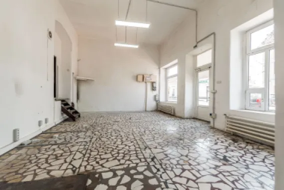 REZERVAT! Spatiu comercial ,cu vitrina de in zona Boul Rosu.