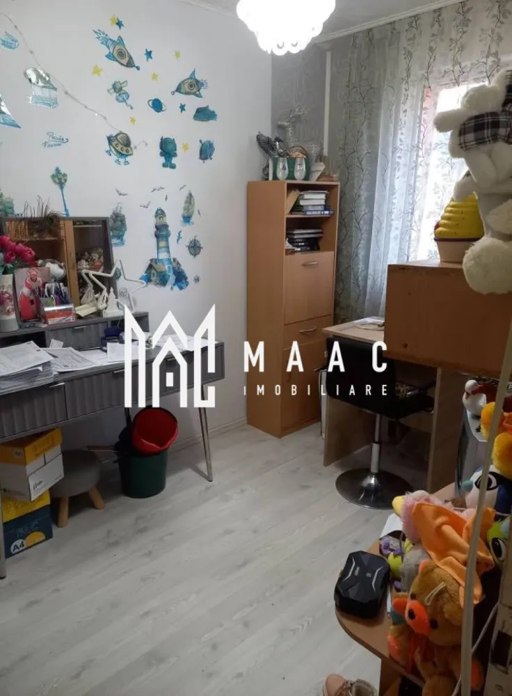 Apartament 3 Camere I Decomandat I Etaj3 I Balcon I Cisnadie - Se vinde un apartament cu 3 camere decomandat, având o suprafață utilă de 56 mp, situat la etajul 3 din 4, într-o zonă liniștită și bine poziționată din Cisnădie. 
Locuința se vinde mobilată și utilată și este disponibilă imediat, ideală pentru familie sau investiție.

Caracteristici principale:
3 camere decomandat
Suprafață utilă: 56 mp
Etaj 3 / 4
Balcon
Pivniță inclusă
Apartament mobilat și utilat
Disponibil imediat
Localizare: Cisnădie

Detalii interioare:
Living luminos și spațios
Două dormitoare bine compartimentate
Bucătărie utilată complet
Baie în stare bună
Balcon ideal pentru relaxare sau depozitare
Hol care asigură acces către toate încăperile
Pivniță utilă pentru spațiu suplimentar de depozitare

Avantaje:
Compartimentare complet decomandată
Etaj intermediar, foarte căutat
Apartament întreținut, gata pentru mutare
Zonă liniștită, aproape de magazine, transport, școli și servicii
Potrivit pentru familie sau investiție în închiriere

Pentru informati si vizionari: ID: CP2828539