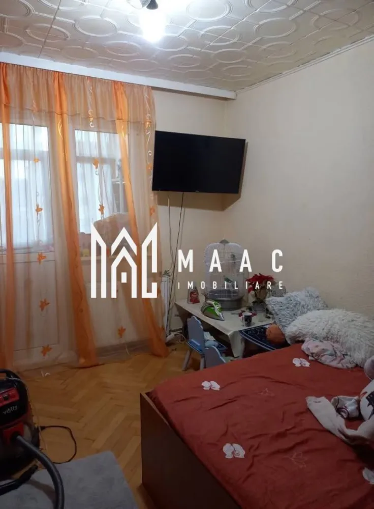 Apartament 3 Camere I Decomandat I Etaj3 I Balcon I Cisnadie - Se vinde un apartament cu 3 camere decomandat, având o suprafață utilă de 56 mp, situat la etajul 3 din 4, într-o zonă liniștită și bine poziționată din Cisnădie. 
Locuința se vinde mobilată și utilată și este disponibilă imediat, ideală pentru familie sau investiție.

Caracteristici principale:
3 camere decomandat
Suprafață utilă: 56 mp
Etaj 3 / 4
Balcon
Pivniță inclusă
Apartament mobilat și utilat
Disponibil imediat
Localizare: Cisnădie

Detalii interioare:
Living luminos și spațios
Două dormitoare bine compartimentate
Bucătărie utilată complet
Baie în stare bună
Balcon ideal pentru relaxare sau depozitare
Hol care asigură acces către toate încăperile
Pivniță utilă pentru spațiu suplimentar de depozitare

Avantaje:
Compartimentare complet decomandată
Etaj intermediar, foarte căutat
Apartament întreținut, gata pentru mutare
Zonă liniștită, aproape de magazine, transport, școli și servicii
Potrivit pentru familie sau investiție în închiriere

Pentru informati si vizionari: ID: CP2828539