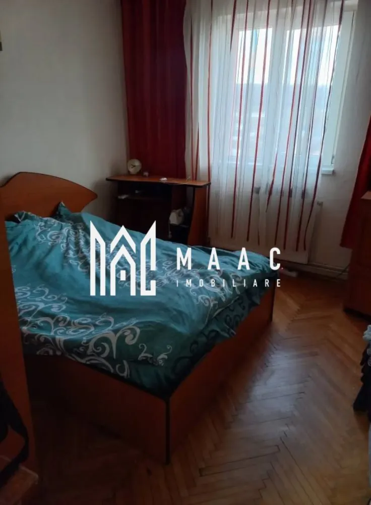 Apartament 3 Camere I Decomandat I Etaj3 I Balcon I Cisnadie - Se vinde un apartament cu 3 camere decomandat, având o suprafață utilă de 56 mp, situat la etajul 3 din 4, într-o zonă liniștită și bine poziționată din Cisnădie. 
Locuința se vinde mobilată și utilată și este disponibilă imediat, ideală pentru familie sau investiție.

Caracteristici principale:
3 camere decomandat
Suprafață utilă: 56 mp
Etaj 3 / 4
Balcon
Pivniță inclusă
Apartament mobilat și utilat
Disponibil imediat
Localizare: Cisnădie

Detalii interioare:
Living luminos și spațios
Două dormitoare bine compartimentate
Bucătărie utilată complet
Baie în stare bună
Balcon ideal pentru relaxare sau depozitare
Hol care asigură acces către toate încăperile
Pivniță utilă pentru spațiu suplimentar de depozitare

Avantaje:
Compartimentare complet decomandată
Etaj intermediar, foarte căutat
Apartament întreținut, gata pentru mutare
Zonă liniștită, aproape de magazine, transport, școli și servicii
Potrivit pentru familie sau investiție în închiriere

Pentru informati si vizionari: ID: CP2828539