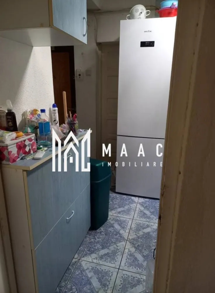 Apartament 3 Camere I Decomandat I Etaj3 I Balcon I Cisnadie - Se vinde un apartament cu 3 camere decomandat, având o suprafață utilă de 56 mp, situat la etajul 3 din 4, într-o zonă liniștită și bine poziționată din Cisnădie. 
Locuința se vinde mobilată și utilată și este disponibilă imediat, ideală pentru familie sau investiție.

Caracteristici principale:
3 camere decomandat
Suprafață utilă: 56 mp
Etaj 3 / 4
Balcon
Pivniță inclusă
Apartament mobilat și utilat
Disponibil imediat
Localizare: Cisnădie

Detalii interioare:
Living luminos și spațios
Două dormitoare bine compartimentate
Bucătărie utilată complet
Baie în stare bună
Balcon ideal pentru relaxare sau depozitare
Hol care asigură acces către toate încăperile
Pivniță utilă pentru spațiu suplimentar de depozitare

Avantaje:
Compartimentare complet decomandată
Etaj intermediar, foarte căutat
Apartament întreținut, gata pentru mutare
Zonă liniștită, aproape de magazine, transport, școli și servicii
Potrivit pentru familie sau investiție în închiriere

Pentru informati si vizionari: ID: CP2828539