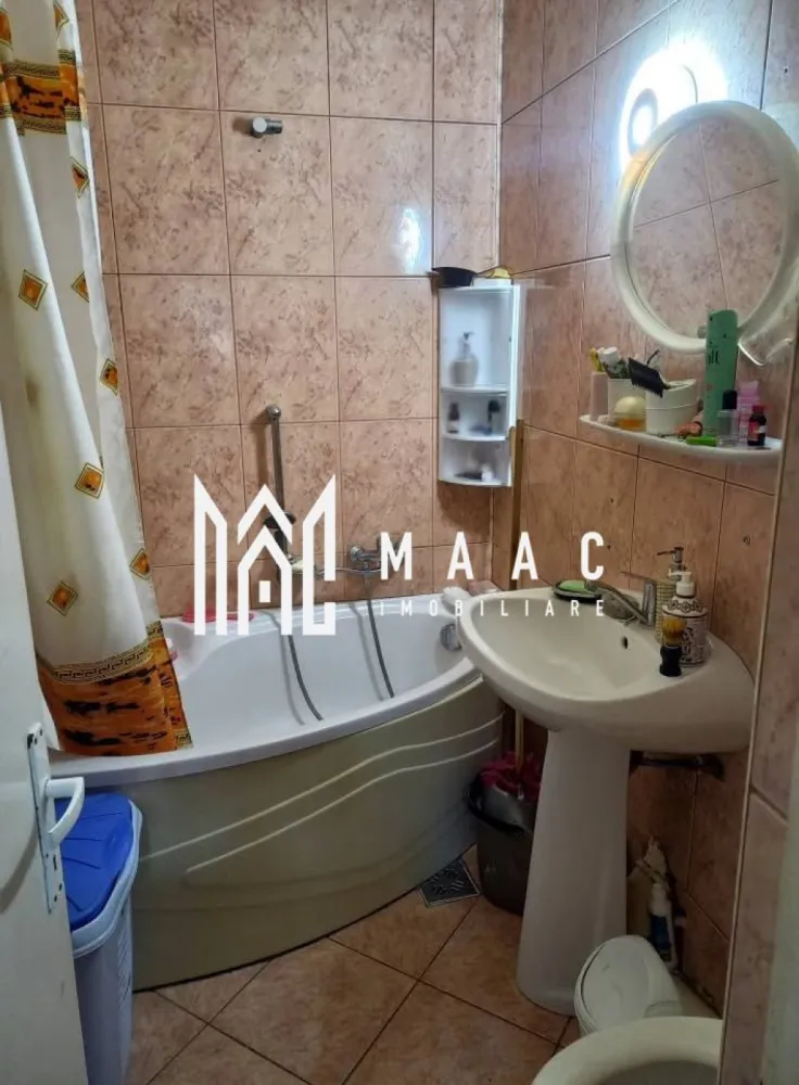 Apartament 3 Camere I Decomandat I Etaj3 I Balcon I Cisnadie - Se vinde un apartament cu 3 camere decomandat, având o suprafață utilă de 56 mp, situat la etajul 3 din 4, într-o zonă liniștită și bine poziționată din Cisnădie. 
Locuința se vinde mobilată și utilată și este disponibilă imediat, ideală pentru familie sau investiție.

Caracteristici principale:
3 camere decomandat
Suprafață utilă: 56 mp
Etaj 3 / 4
Balcon
Pivniță inclusă
Apartament mobilat și utilat
Disponibil imediat
Localizare: Cisnădie

Detalii interioare:
Living luminos și spațios
Două dormitoare bine compartimentate
Bucătărie utilată complet
Baie în stare bună
Balcon ideal pentru relaxare sau depozitare
Hol care asigură acces către toate încăperile
Pivniță utilă pentru spațiu suplimentar de depozitare

Avantaje:
Compartimentare complet decomandată
Etaj intermediar, foarte căutat
Apartament întreținut, gata pentru mutare
Zonă liniștită, aproape de magazine, transport, școli și servicii
Potrivit pentru familie sau investiție în închiriere

Pentru informati si vizionari: ID: CP2828539