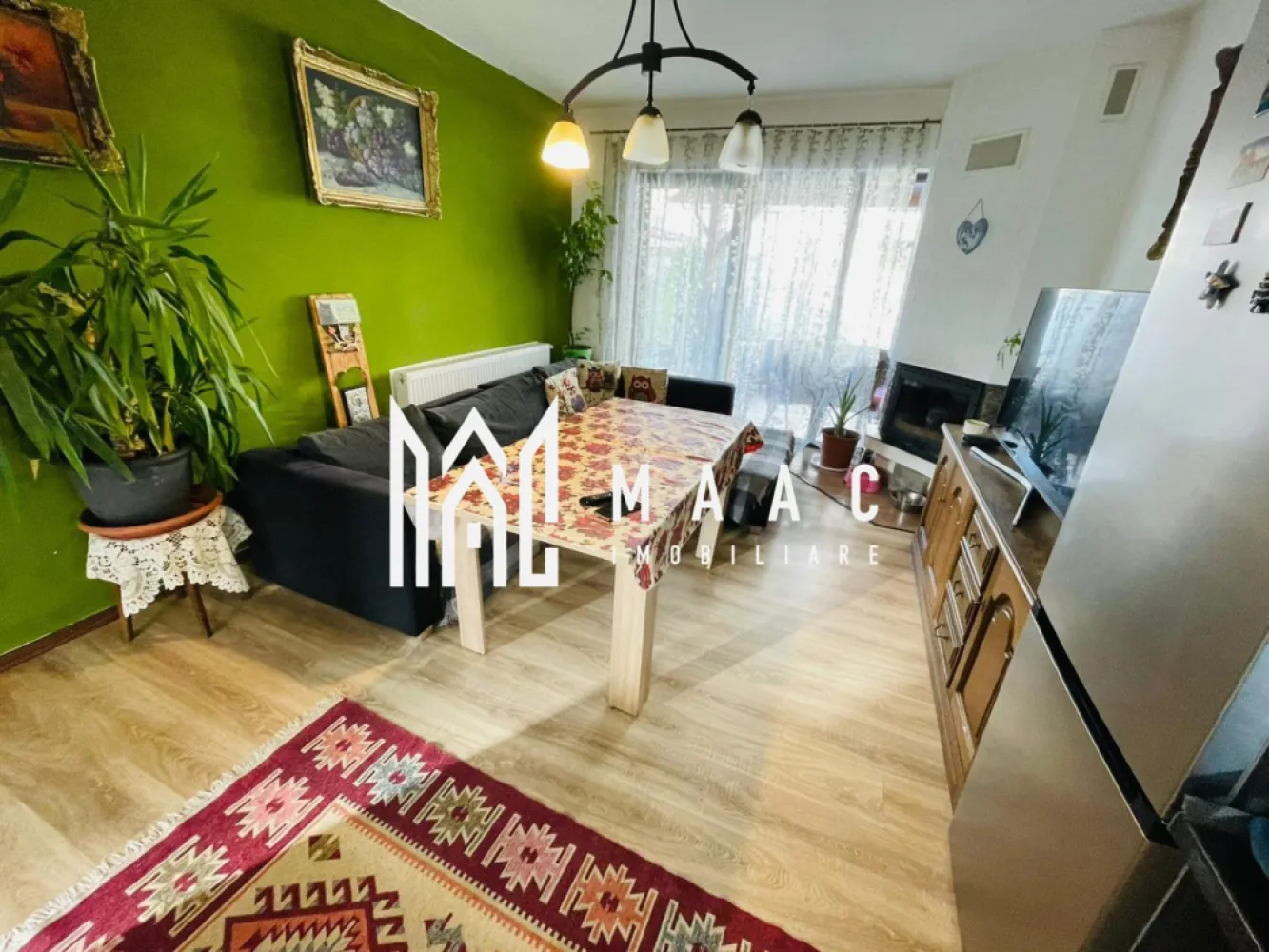 Casă tip înșiruită | 3 camere | 2 băi | | Curte 24 mp | Arhitectilor - Maac Imobiliare prezintă spre vânzare o casă modernă, parte dintr-un ansamblu de case înșiruite, situată în Cartierul Arhitecților – o zonă apreciată pentru liniște și accesibilitate. Imobilul este construit în anul 2015, având o structură modernă și finisaje de calitate, fiind ideal pentru o familie care își dorește confort și funcționalitate. Compartimentare și caracteristici: Suprafață utilă: 80 mp 3 camere bine compartimentate 2 băi Terasă + balcon Curte proprie de 24 mp Loc de parcare inclus Dotări și finisaje: Se vinde complet mobilată și utilată Centrală termică proprie Aragaz, plită, frigider Finisaje moderne și bine întreținute Proprietatea oferă un echilibru ideal între spațiul interior și cel exterior, fiind potrivită atât pentru locuit, cât și pentru investiție. Pentru mai multe detalii sau pentru a programa o vizionare, vă rugăm să ne contactați specificând ID: CP2978242.