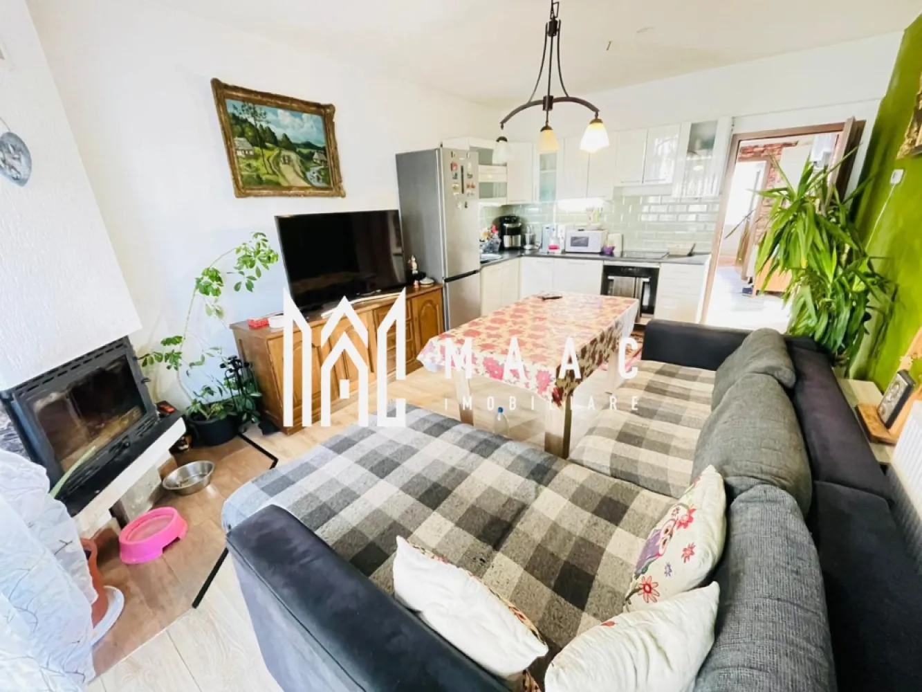 Casă tip înșiruită | 3 camere | 2 băi | | Curte 24 mp | Arhitectilor - Maac Imobiliare prezintă spre vânzare o casă modernă, parte dintr-un ansamblu de case înșiruite, situată în Cartierul Arhitecților – o zonă apreciată pentru liniște și accesibilitate. Imobilul este construit în anul 2015, având o structură modernă și finisaje de calitate, fiind ideal pentru o familie care își dorește confort și funcționalitate. Compartimentare și caracteristici: Suprafață utilă: 80 mp 3 camere bine compartimentate 2 băi Terasă + balcon Curte proprie de 24 mp Loc de parcare inclus Dotări și finisaje: Se vinde complet mobilată și utilată Centrală termică proprie Aragaz, plită, frigider Finisaje moderne și bine întreținute Proprietatea oferă un echilibru ideal între spațiul interior și cel exterior, fiind potrivită atât pentru locuit, cât și pentru investiție. Pentru mai multe detalii sau pentru a programa o vizionare, vă rugăm să ne contactați specificând ID: CP2978242.