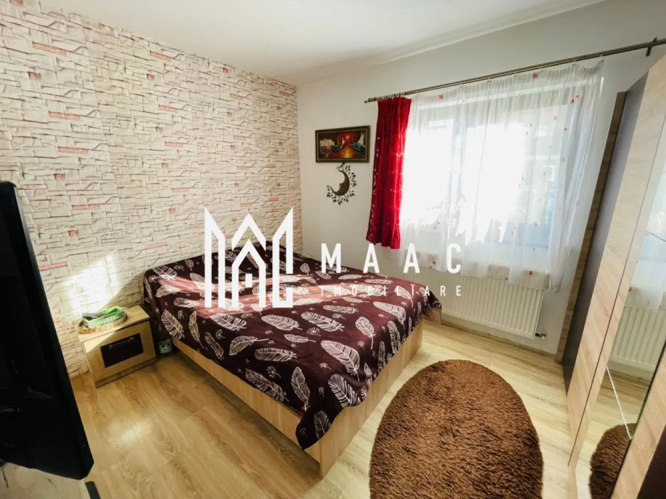 Casă tip înșiruită | 3 camere | 2 băi | | Curte 24 mp | Arhitectilor - Maac Imobiliare prezintă spre vânzare o casă modernă, parte dintr-un ansamblu de case înșiruite, situată în Cartierul Arhitecților – o zonă apreciată pentru liniște și accesibilitate. Imobilul este construit în anul 2015, având o structură modernă și finisaje de calitate, fiind ideal pentru o familie care își dorește confort și funcționalitate. Compartimentare și caracteristici: Suprafață utilă: 80 mp 3 camere bine compartimentate 2 băi Terasă + balcon Curte proprie de 24 mp Loc de parcare inclus Dotări și finisaje: Se vinde complet mobilată și utilată Centrală termică proprie Aragaz, plită, frigider Finisaje moderne și bine întreținute Proprietatea oferă un echilibru ideal între spațiul interior și cel exterior, fiind potrivită atât pentru locuit, cât și pentru investiție. Pentru mai multe detalii sau pentru a programa o vizionare, vă rugăm să ne contactați specificând ID: CP2978242.