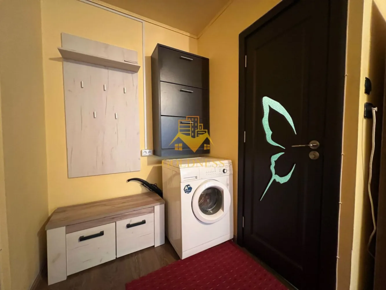 Garsoniera/STUDIO, Zorilor, UMF/UTCN, Observatorului, Golden Tulip - GOLDNESS Imobiliare vă propune spre vanzareo garsoniera mobilata și utilata, la parterul unui imobil de 4 etaje, în cartierul Zorilor, Zona Golden Tulip, aproape de magazine si mijloacele de transport in comun. 
Apartamentul este liber de sarcini, se poate achizitiona si prin credit!
Urmeaza sa se monteze centrala termica proprie in apartament de catre actualul proprietar!

Apartamentul este compartimentat astfel:
 - dormitor cu o canapea extensibila, dressing, cuier, pantofar.
 - bucatarie utilată si mobilata
 - baie cu cabina de dus, calorifer port prosop inox și dulap pentru depozitare.

Imobilul este dotat cu toate cele necesare- centrala pe imobil, mașină de spălat haine, frigider, aragaz, hotă, cuptor cu microunde, TV, etc. 
Se află în apropierea stațiilor de transport în comun, magazine, restaurante, spații verzi, farmacii, etc. 
Posibilitate de parcare in zona.

Dacă sunteți interesați de acest apartament și doriți să îl vizionați, dar și pentru alte oferte sau detalii nu ezitați să ne contactați telefonic sau prin e-mail - goldnessimobiliare@gmail.com. Vă stăm la dispoziție!
Pentru intermediere se percepe un comision de 2% din prețul vanzarii!