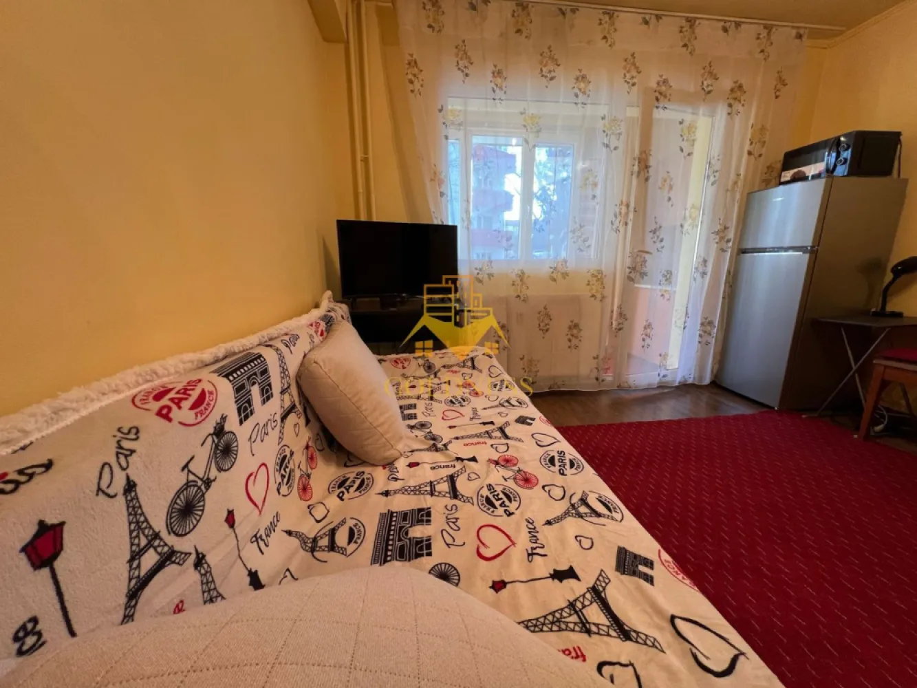Garsoniera/STUDIO, Zorilor, UMF/UTCN, Observatorului, Golden Tulip - GOLDNESS Imobiliare vă propune spre vanzareo garsoniera mobilata și utilata, la parterul unui imobil de 4 etaje, în cartierul Zorilor, Zona Golden Tulip, aproape de magazine si mijloacele de transport in comun. 
Apartamentul este liber de sarcini, se poate achizitiona si prin credit!
Urmeaza sa se monteze centrala termica proprie in apartament de catre actualul proprietar!

Apartamentul este compartimentat astfel:
 - dormitor cu o canapea extensibila, dressing, cuier, pantofar.
 - bucatarie utilată si mobilata
 - baie cu cabina de dus, calorifer port prosop inox și dulap pentru depozitare.

Imobilul este dotat cu toate cele necesare- centrala pe imobil, mașină de spălat haine, frigider, aragaz, hotă, cuptor cu microunde, TV, etc. 
Se află în apropierea stațiilor de transport în comun, magazine, restaurante, spații verzi, farmacii, etc. 
Posibilitate de parcare in zona.

Dacă sunteți interesați de acest apartament și doriți să îl vizionați, dar și pentru alte oferte sau detalii nu ezitați să ne contactați telefonic sau prin e-mail - goldnessimobiliare@gmail.com. Vă stăm la dispoziție!
Pentru intermediere se percepe un comision de 2% din prețul vanzarii!