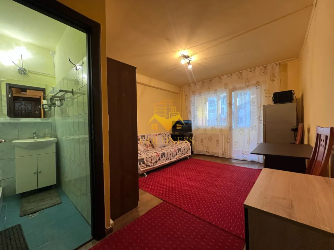 Garsoniera/STUDIO, Zorilor, UMF/UTCN, Observatorului, Golden Tulip - GOLDNESS Imobiliare vă propune spre vanzareo garsoniera mobilata și utilata, la parterul unui imobil de 4 etaje, în cartierul Zorilor, Zona Golden Tulip, aproape de magazine si mijloacele de transport in comun. 
Apartamentul este liber de sarcini, se poate achizitiona si prin credit!
Urmeaza sa se monteze centrala termica proprie in apartament de catre actualul proprietar!

Apartamentul este compartimentat astfel:
 - dormitor cu o canapea extensibila, dressing, cuier, pantofar.
 - bucatarie utilată si mobilata
 - baie cu cabina de dus, calorifer port prosop inox și dulap pentru depozitare.

Imobilul este dotat cu toate cele necesare- centrala pe imobil, mașină de spălat haine, frigider, aragaz, hotă, cuptor cu microunde, TV, etc. 
Se află în apropierea stațiilor de transport în comun, magazine, restaurante, spații verzi, farmacii, etc. 
Posibilitate de parcare in zona.

Dacă sunteți interesați de acest apartament și doriți să îl vizionați, dar și pentru alte oferte sau detalii nu ezitați să ne contactați telefonic sau prin e-mail - goldnessimobiliare@gmail.com. Vă stăm la dispoziție!
Pentru intermediere se percepe un comision de 2% din prețul vanzarii!