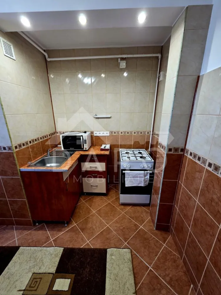 🏡 Apartament 3 camere | Complet mobilat | Tudor – Str. Banat - 🏡 Apartament 3 camere | Complet mobilat | Tudor – Str. Banat
💰 Preț: 125.000 €
Se oferă spre vânzare un apartament modern, recent renovat, situat în Târgu Mureș, cartier Tudor – strada Banat, într-o zonă liniștită și foarte bine conectată.
📐 Suprafață utilă: 70 mp
🏢 Etaj: 2 din 4
✔ compartimentare decomandată
🏠 Compartimentare:
✔ living spațios și luminos
✔ 2 dormitoare
✔ bucătărie separată
✔ 2 băi (mare avantaj!)
✔ hol generos
✨ Dotări și finisaje:
✔ recent renovat – fără investiții
✔ centrală termică proprie
✔ geamuri termopan
✔ finisaje moderne
✔ se vinde complet mobilat – te muți imediat!
🌿 Locație excelentă:
✔ zonă liniștită
✔ parc în apropiere
✔ școli și grădinițe
✔ magazine și facilități zilnice
✔ acces rapid către oraș
💎 Ideal pentru familie sau investiție – apartament pregătit pentru mutare imediată!
🤝 Proprietate promovată prin DARO Imobiliare
💳 Prin Kiwi Finance te ajut să cumperi rapid și avantajos:
✔ analiză GRATUITĂ
✔ oferte de la peste 12 bănci
✔ negocierea dobânzii
✔ suport complet până la semnare
📞 Detalii și vizionări:
Coman Maria – DARO Imobiliare & Kiwi Finance
📱 0749 535 729