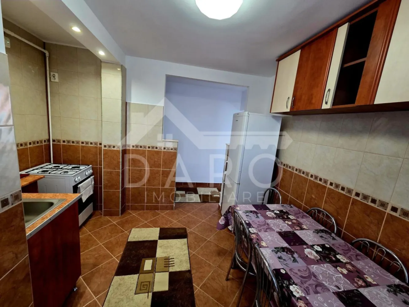🏡 Apartament 3 camere | Complet mobilat | Tudor – Str. Banat - 🏡 Apartament 3 camere | Complet mobilat | Tudor – Str. Banat
💰 Preț: 125.000 €
Se oferă spre vânzare un apartament modern, recent renovat, situat în Târgu Mureș, cartier Tudor – strada Banat, într-o zonă liniștită și foarte bine conectată.
📐 Suprafață utilă: 70 mp
🏢 Etaj: 2 din 4
✔ compartimentare decomandată
🏠 Compartimentare:
✔ living spațios și luminos
✔ 2 dormitoare
✔ bucătărie separată
✔ 2 băi (mare avantaj!)
✔ hol generos
✨ Dotări și finisaje:
✔ recent renovat – fără investiții
✔ centrală termică proprie
✔ geamuri termopan
✔ finisaje moderne
✔ se vinde complet mobilat – te muți imediat!
🌿 Locație excelentă:
✔ zonă liniștită
✔ parc în apropiere
✔ școli și grădinițe
✔ magazine și facilități zilnice
✔ acces rapid către oraș
💎 Ideal pentru familie sau investiție – apartament pregătit pentru mutare imediată!
🤝 Proprietate promovată prin DARO Imobiliare
💳 Prin Kiwi Finance te ajut să cumperi rapid și avantajos:
✔ analiză GRATUITĂ
✔ oferte de la peste 12 bănci
✔ negocierea dobânzii
✔ suport complet până la semnare
📞 Detalii și vizionări:
Coman Maria – DARO Imobiliare & Kiwi Finance
📱 0749 535 729