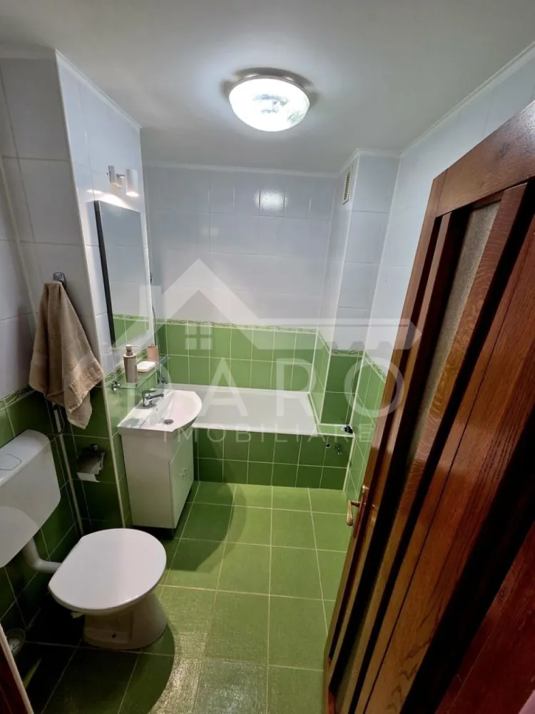 🏡 Apartament 3 camere | Complet mobilat | Tudor – Str. Banat - 🏡 Apartament 3 camere | Complet mobilat | Tudor – Str. Banat
💰 Preț: 125.000 €
Se oferă spre vânzare un apartament modern, recent renovat, situat în Târgu Mureș, cartier Tudor – strada Banat, într-o zonă liniștită și foarte bine conectată.
📐 Suprafață utilă: 70 mp
🏢 Etaj: 2 din 4
✔ compartimentare decomandată
🏠 Compartimentare:
✔ living spațios și luminos
✔ 2 dormitoare
✔ bucătărie separată
✔ 2 băi (mare avantaj!)
✔ hol generos
✨ Dotări și finisaje:
✔ recent renovat – fără investiții
✔ centrală termică proprie
✔ geamuri termopan
✔ finisaje moderne
✔ se vinde complet mobilat – te muți imediat!
🌿 Locație excelentă:
✔ zonă liniștită
✔ parc în apropiere
✔ școli și grădinițe
✔ magazine și facilități zilnice
✔ acces rapid către oraș
💎 Ideal pentru familie sau investiție – apartament pregătit pentru mutare imediată!
🤝 Proprietate promovată prin DARO Imobiliare
💳 Prin Kiwi Finance te ajut să cumperi rapid și avantajos:
✔ analiză GRATUITĂ
✔ oferte de la peste 12 bănci
✔ negocierea dobânzii
✔ suport complet până la semnare
📞 Detalii și vizionări:
Coman Maria – DARO Imobiliare & Kiwi Finance
📱 0749 535 729