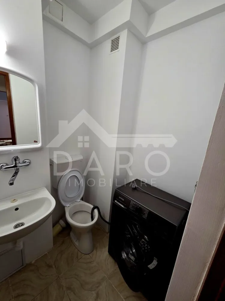 🏡 Apartament 3 camere | Complet mobilat | Tudor – Str. Banat - 🏡 Apartament 3 camere | Complet mobilat | Tudor – Str. Banat
💰 Preț: 125.000 €
Se oferă spre vânzare un apartament modern, recent renovat, situat în Târgu Mureș, cartier Tudor – strada Banat, într-o zonă liniștită și foarte bine conectată.
📐 Suprafață utilă: 70 mp
🏢 Etaj: 2 din 4
✔ compartimentare decomandată
🏠 Compartimentare:
✔ living spațios și luminos
✔ 2 dormitoare
✔ bucătărie separată
✔ 2 băi (mare avantaj!)
✔ hol generos
✨ Dotări și finisaje:
✔ recent renovat – fără investiții
✔ centrală termică proprie
✔ geamuri termopan
✔ finisaje moderne
✔ se vinde complet mobilat – te muți imediat!
🌿 Locație excelentă:
✔ zonă liniștită
✔ parc în apropiere
✔ școli și grădinițe
✔ magazine și facilități zilnice
✔ acces rapid către oraș
💎 Ideal pentru familie sau investiție – apartament pregătit pentru mutare imediată!
🤝 Proprietate promovată prin DARO Imobiliare
💳 Prin Kiwi Finance te ajut să cumperi rapid și avantajos:
✔ analiză GRATUITĂ
✔ oferte de la peste 12 bănci
✔ negocierea dobânzii
✔ suport complet până la semnare
📞 Detalii și vizionări:
Coman Maria – DARO Imobiliare & Kiwi Finance
📱 0749 535 729