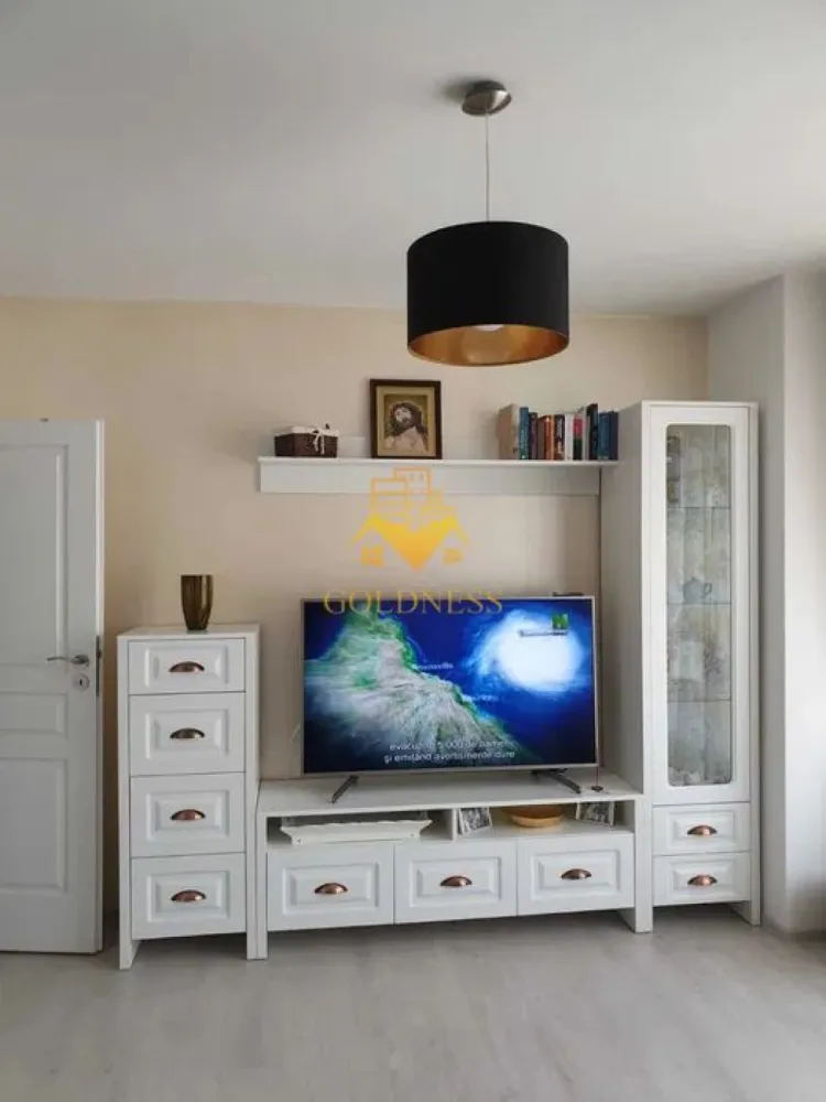 2 Camere decomandate,Parcare,Andrei Muresanu,Calea turzii,Terasa,Lux. - De vânzare – Apartament cu 2 camere, complet mobilat și utilat – Cartier Andrei Mureșanu

GOLDNESS Imobiliare vă propune spre vânzare un apartament modern cu 2 camere, situat la parterul unui imobil de 8 etaje, în inima cartierului Andrei Mureșanu.

 Dotări și facilități:
Dormitor cu pat matrimonial, dressing și noptiere
Living spațios cu canapea extensibilă și loc de luat masa
Bucătărie complet mobilată și utilată
Baie cu duș walk-in, calorifer port-prosop și dulap pentru depozitare
Terasă generoasă de 35 mp

Apartamentul este echipat cu toate utilitățile necesare: centrală proprie, frigider, aragaz, hotă, mașină de spălat, etc.
Parcare subterană disponibilă contra sumei de 15.000 €
Localizare excelentă: în apropiere de stații de transport în comun, magazine, restaurante, spații verzi și farmacii.

 Comision intermediere: 2% din prețul vânzării

Pentru vizionări sau alte oferte, contactați-ne telefonic sau prin e-mail. Echipa GOLDNESS Imobiliare vă stă la dispoziție!