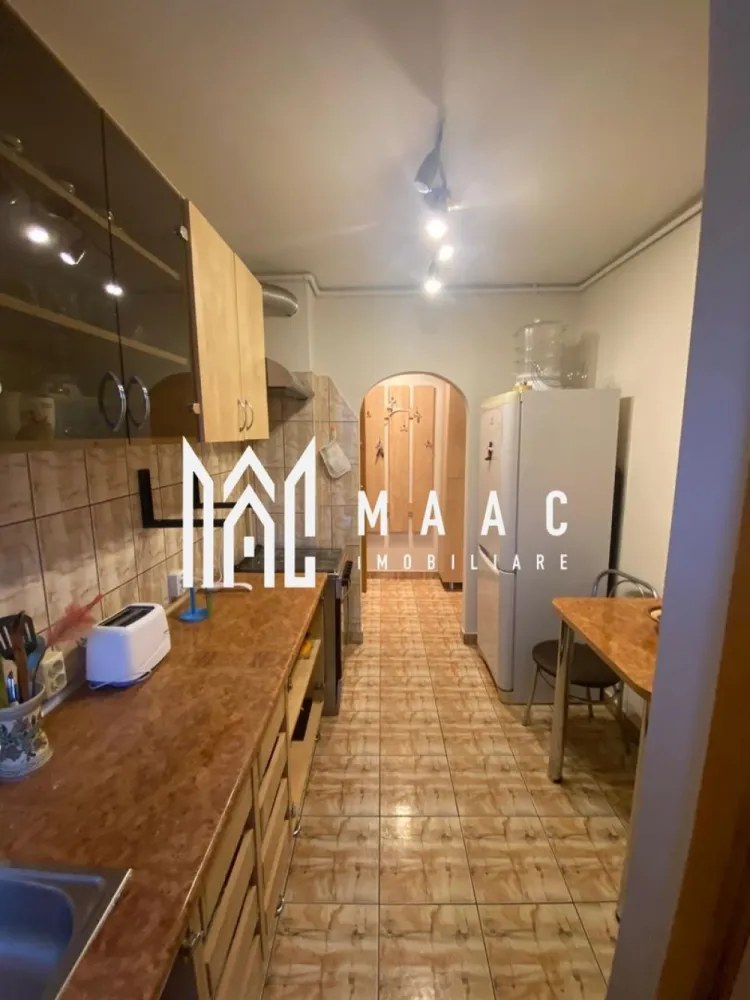 Apartament 2 camere | Balcon | Pivniță | Hipodrom 1 - MAAC Imobiliare vă propune spre închiriere un apartament recent renovat cu 2 camere, situat în zona Hipodrom 1 din Sibiu.

Locuința semidecomandată este compusa din hol de acces, bucătărie închisă, sufragerie cu acces pe balcon, dormitor matrimonial și baie cu cabină.

Se percepe o garanție în cuantumul unei chirii lunare.
Nu se acceptă animale de companie.
Se predă mobilat/utilat. 

Pentru mai multe detalii, specificați telefonic ca ati văzut anunțul cu ID: CP2967492.