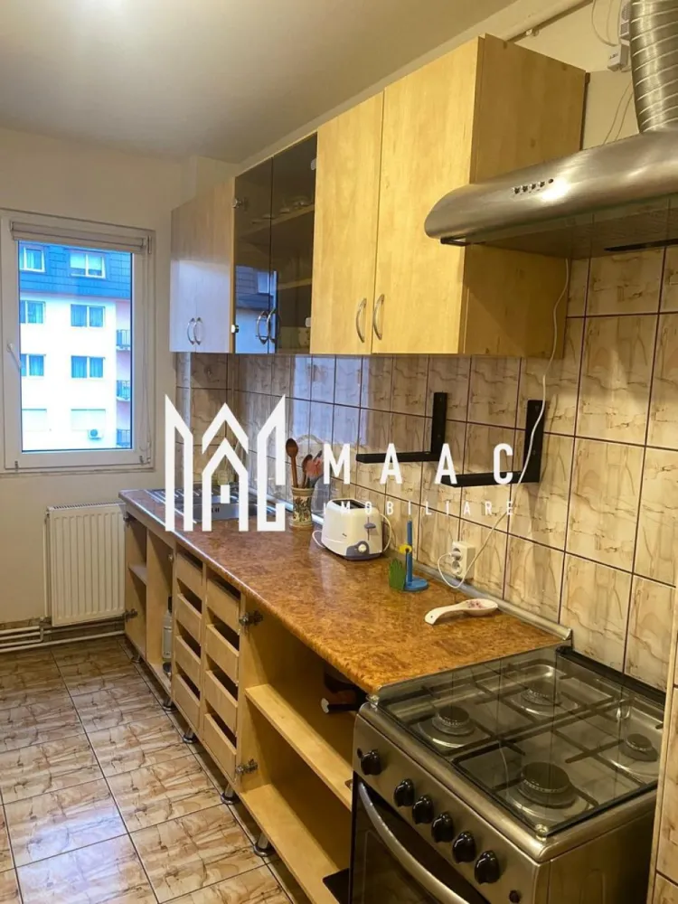 Apartament 2 camere | Balcon | Pivniță | Hipodrom 1 - MAAC Imobiliare vă propune spre închiriere un apartament recent renovat cu 2 camere, situat în zona Hipodrom 1 din Sibiu.

Locuința semidecomandată este compusa din hol de acces, bucătărie închisă, sufragerie cu acces pe balcon, dormitor matrimonial și baie cu cabină.

Se percepe o garanție în cuantumul unei chirii lunare.
Nu se acceptă animale de companie.
Se predă mobilat/utilat. 

Pentru mai multe detalii, specificați telefonic ca ati văzut anunțul cu ID: CP2967492.