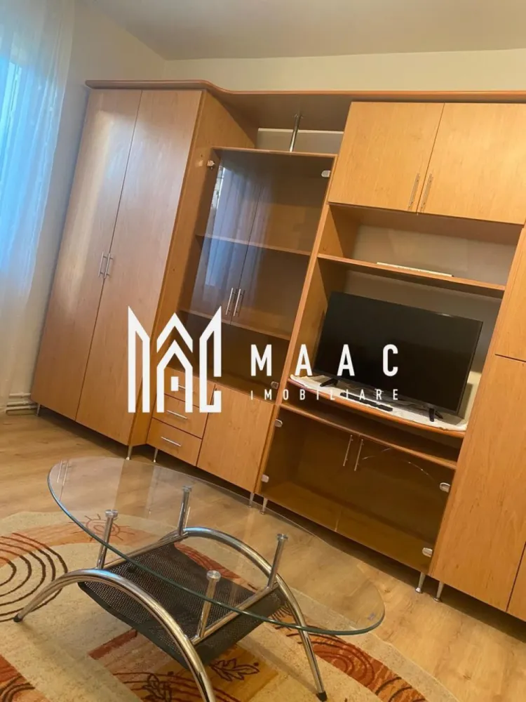 Apartament 2 camere | Balcon | Pivniță | Hipodrom 1 - MAAC Imobiliare vă propune spre închiriere un apartament recent renovat cu 2 camere, situat în zona Hipodrom 1 din Sibiu.

Locuința semidecomandată este compusa din hol de acces, bucătărie închisă, sufragerie cu acces pe balcon, dormitor matrimonial și baie cu cabină.

Se percepe o garanție în cuantumul unei chirii lunare.
Nu se acceptă animale de companie.
Se predă mobilat/utilat. 

Pentru mai multe detalii, specificați telefonic ca ati văzut anunțul cu ID: CP2967492.