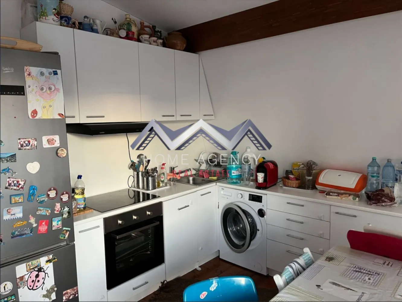 Casă premium pe parter, 3 camere – Otopeni Central - Vă prezentăm, spre vânzare, o locuință premium pe structură de lemn, situată într-un complex rezidențial modern și bine organizat, amplasat într-una dintre cele mai apreciate zone din Otopeni, foarte aproape de toate facilitățile urbane (magazine, transport in comun, școli, grădinițe).

Construită exclusiv pe parter, casa oferă un stil de viață confortabil și rafinat, cu 3 camere atent compartimentate și ferestre mari, panoramice, ce asigură o luminozitate naturală excelentă și o atmosferă caldă, aerisită, pe tot parcursul zilei.

Structura de lemn, alături de materialele de calitate și conceptul arhitectural contemporan, contribuie la eficiență energetică ridicată, confort termic superior și un climat interior sănătos. Compartimentarea este gândită pentru funcționalitate maximă, fiind ideală atât pentru o familie, cât și pentru un cuplu care își dorește liniște și intimitate.

Complexul rezidențial oferă un cadru sigur și plăcut, cu acces controlat, vecinătăți selecte și infrastructură modernă, păstrând în același timp acces rapid către zone comerciale, transport, școli și puncte de interes.

Această proprietate reprezintă alegerea ideală pentru cei care caută o casă luminoasă, eficientă și elegantă, într-un ansamblu rezidențial de calitate, aproape de toate facilitățile urbane.

Programează-te acum pentru o vizionare!

Dacă aveți o proprietate de vânzare/închiriere sau sunteți interesați de o proprietate aflată în portofoliul agenției noastre, vă rugăm să ne contactați la numărul de telefon din anunț sau pe adresa de email contact@homeagency.ro.