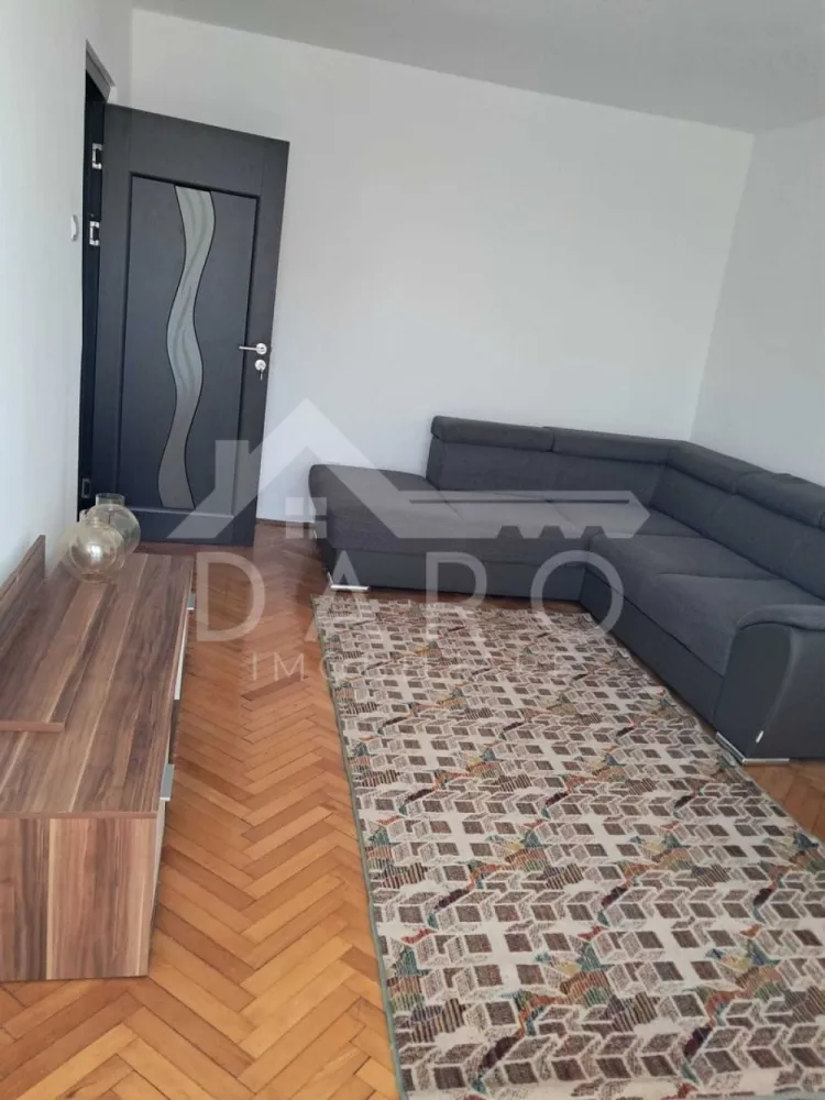 Apartament 3 Camere de Inchiriat zona Fortuna - 🏡 Apartament 3 camere de închiriat | Zona Fortuna | 450 €/lună
Se oferă spre închiriere apartament cu 3 camere decomandate, situat în Târgu Mureș, zona Fortuna, într-o locație foarte bună, aproape de tot ce ai nevoie pentru un trai comod și liniștit.
💰 Chirie: 450 €/lună
📐 Suprafață utilă: 63 mp
🏢 Etaj: 7
✔ bloc izolat termic
✔ lift nou
Apartamentul este proaspăt renovat și proaspăt mobilat, fiind pregătit pentru mutare imediată. Totul este curat, luminos și bine organizat, ideal pentru familie, cuplu sau persoane care își doresc mai mult spațiu și confort.
🏠 Compartimentare:
✔ living spațios și luminos
✔ 2 dormitoare
✔ bucătărie separată
✔ baie
✔ hol generos
✨ Dotări și avantaje:
✔ mobilat recent
✔ renovat recent
✔ bucătărie practică și bine organizată
✔ baie modernizată, cu cadă
✔ camere luminoase și aerisite
✔ parchet din lemn în camere
✔ spații bune de depozitare
✔ apartament îngrijit, gata de locuit
📍 Avantaje locație:
✔ zona Fortuna – foarte căutată
✔ aproape de magazine, farmacii și servicii
✔ acces rapid la mijloace de transport
✔ zonă bună, cu acces facil către restul orașului
💎 Un apartament potrivit pentru cei care caută spațiu, lumină și confort, într-o zonă foarte bună din Târgu Mureș.
🤝 Proprietate promovată prin DARO Imobiliare
💳 Dacă pe viitor dorești să cumperi o locuință, prin Kiwi Finance te putem ajuta cu obținerea creditului:
✔ analiză GRATUITĂ a eligibilității
✔ oferte de la peste 12 bănci
✔ negocierea dobânzii
✔ suport complet până la semnare
📞 Detalii și vizionări:
Coman Maria – DARO Imobiliare & Kiwi Finance
📱 0749 535 729
