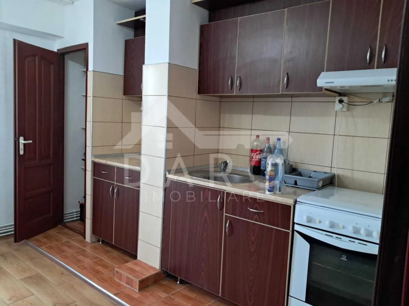 Apartament 3 Camere de Inchiriat zona Fortuna - 🏡 Apartament 3 camere de închiriat | Zona Fortuna | 450 €/lună
Se oferă spre închiriere apartament cu 3 camere decomandate, situat în Târgu Mureș, zona Fortuna, într-o locație foarte bună, aproape de tot ce ai nevoie pentru un trai comod și liniștit.
💰 Chirie: 450 €/lună
📐 Suprafață utilă: 63 mp
🏢 Etaj: 7
✔ bloc izolat termic
✔ lift nou
Apartamentul este proaspăt renovat și proaspăt mobilat, fiind pregătit pentru mutare imediată. Totul este curat, luminos și bine organizat, ideal pentru familie, cuplu sau persoane care își doresc mai mult spațiu și confort.
🏠 Compartimentare:
✔ living spațios și luminos
✔ 2 dormitoare
✔ bucătărie separată
✔ baie
✔ hol generos
✨ Dotări și avantaje:
✔ mobilat recent
✔ renovat recent
✔ bucătărie practică și bine organizată
✔ baie modernizată, cu cadă
✔ camere luminoase și aerisite
✔ parchet din lemn în camere
✔ spații bune de depozitare
✔ apartament îngrijit, gata de locuit
📍 Avantaje locație:
✔ zona Fortuna – foarte căutată
✔ aproape de magazine, farmacii și servicii
✔ acces rapid la mijloace de transport
✔ zonă bună, cu acces facil către restul orașului
💎 Un apartament potrivit pentru cei care caută spațiu, lumină și confort, într-o zonă foarte bună din Târgu Mureș.
🤝 Proprietate promovată prin DARO Imobiliare
💳 Dacă pe viitor dorești să cumperi o locuință, prin Kiwi Finance te putem ajuta cu obținerea creditului:
✔ analiză GRATUITĂ a eligibilității
✔ oferte de la peste 12 bănci
✔ negocierea dobânzii
✔ suport complet până la semnare
📞 Detalii și vizionări:
Coman Maria – DARO Imobiliare & Kiwi Finance
📱 0749 535 729